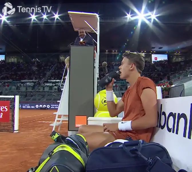 (VIDEO) Schiedsrichter Carlos Bernardes schimpft mit Rune und sagt ihm, er solle aufhören, die Zuschauer anzustacheln, nachdem er eine fragwürdige Entscheidung gelöscht hat