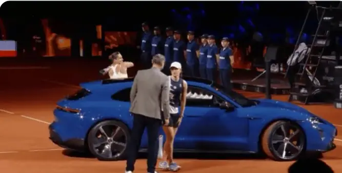 VÍDEO: Aryna Sabalenka finge romper la ventanilla del Porsche de Swiatek tras su derrota en Stuttgart