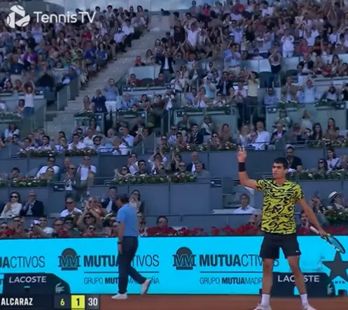 (VIDEO) Alcaraz schnappt Khachanov den sicheren Punkt bei den Madrid Open vor der Nase weg