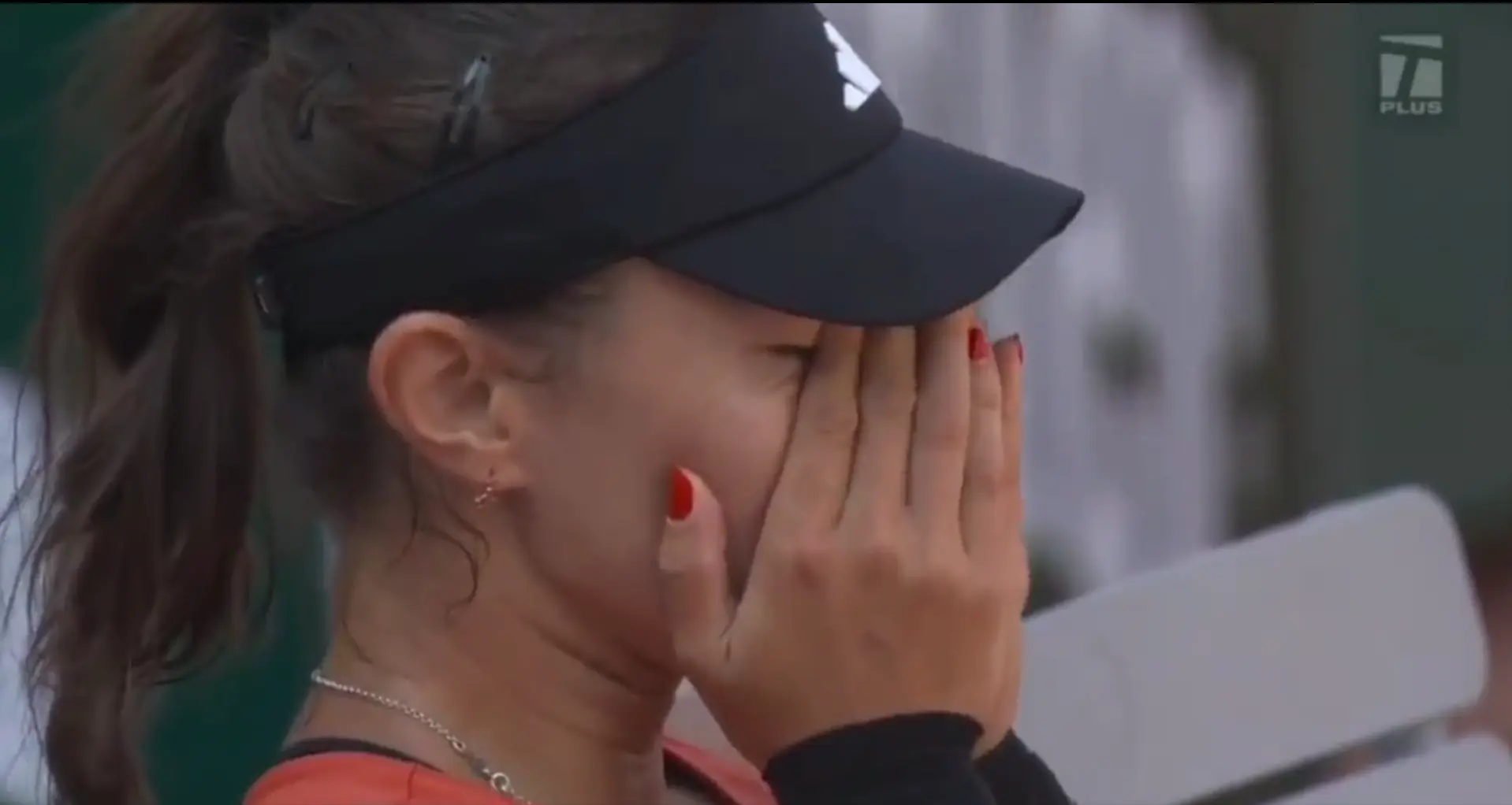 (VIDEO) Elina Avanesyan, die Nummer 134 der Welt, weint nach dem Ausscheiden von Bencic in Roland Garros