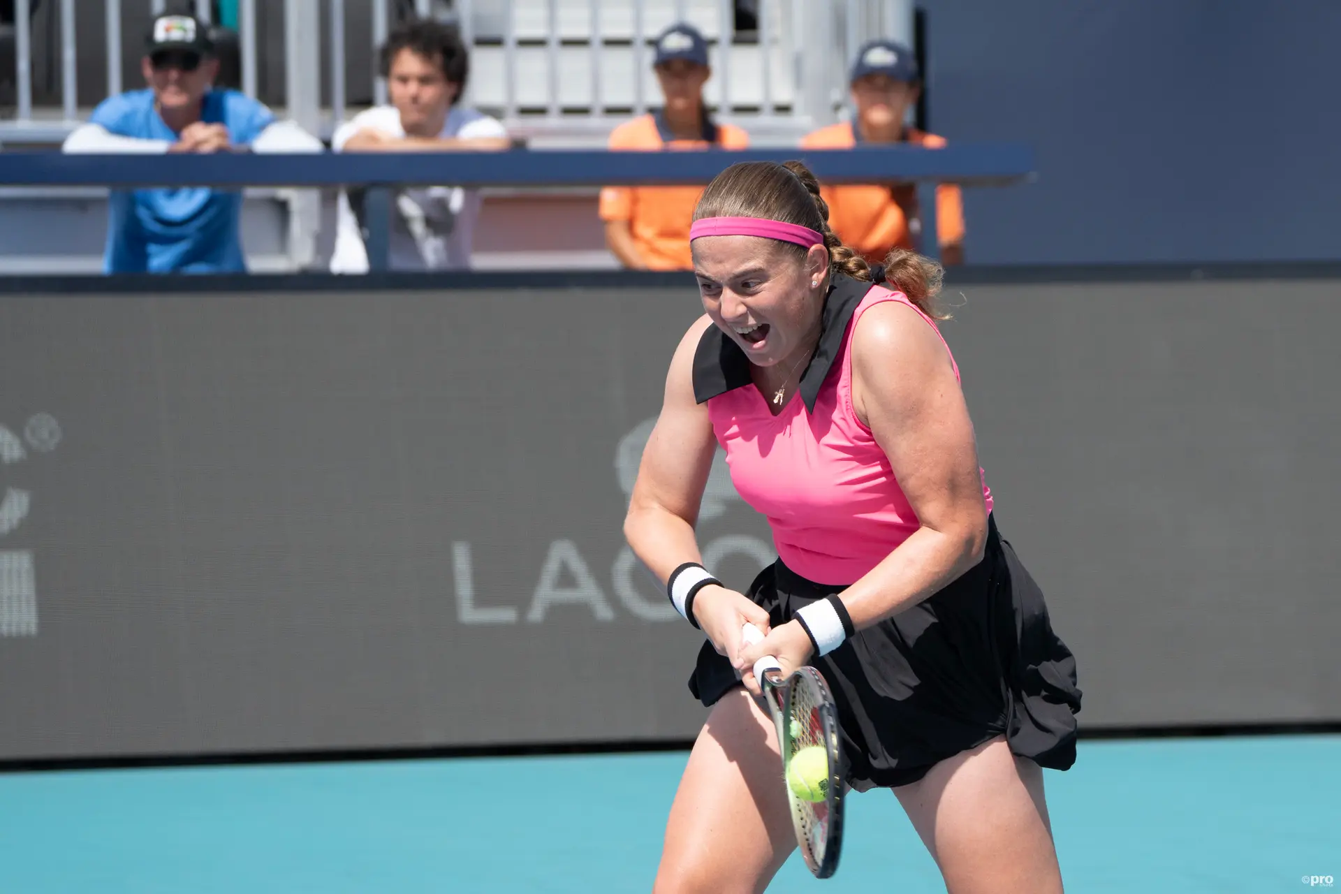 Jelena Ostapenko baja de la nube a Paula Badosa en Roma