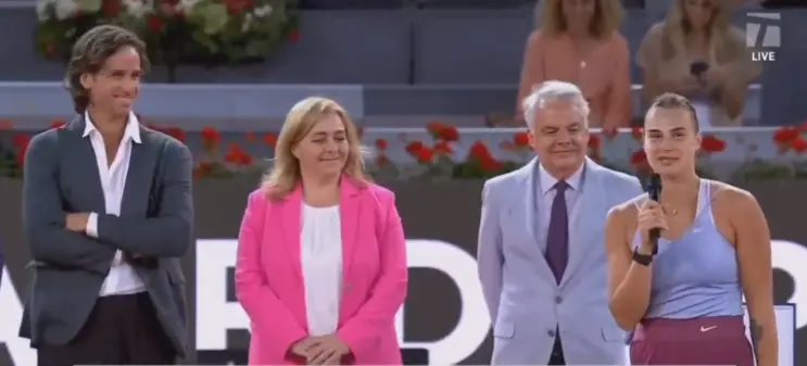 (VIDEO) "Alles wegen des Kuchens von gestern, er war zu gut": Sabalenka scherzt im Interview zum Finale der Madrid Open über das Kuchen-Fiasko