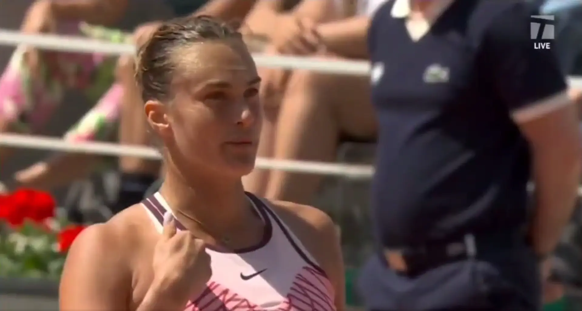 (VIDEO) Sabalenka verbeugt sich, während Kostyuk von den Zuschauern in Roland Garros ausgebuht wird, weil sie ihr nicht die Hand gibt