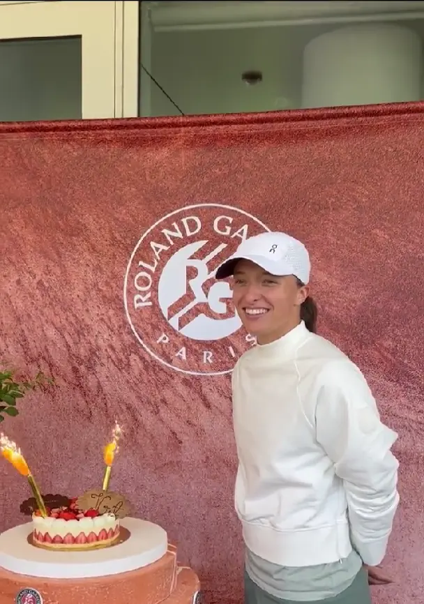 VÍDEO: La tarta de cumpleaños que le dieron a Swiatek en Roland Garros provoca comparaciones con la de Sabalenka en Madrid