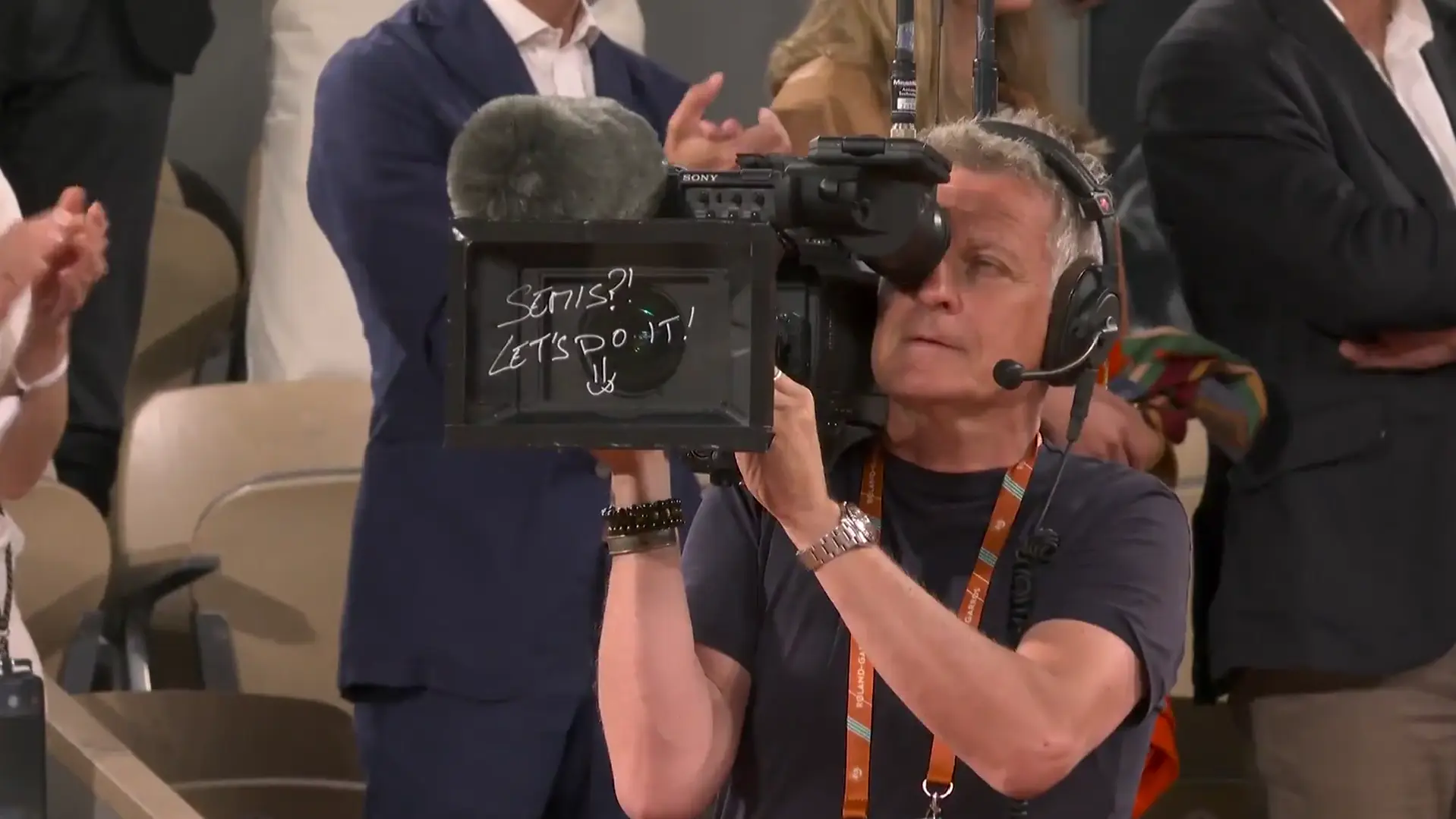 (VIDEO) Alcaraz signiert Kamera mit "Semi's? Let's do it" vor dem mit Spannung erwarteten Aufeinandertreffen mit Djokovic in Roland Garros