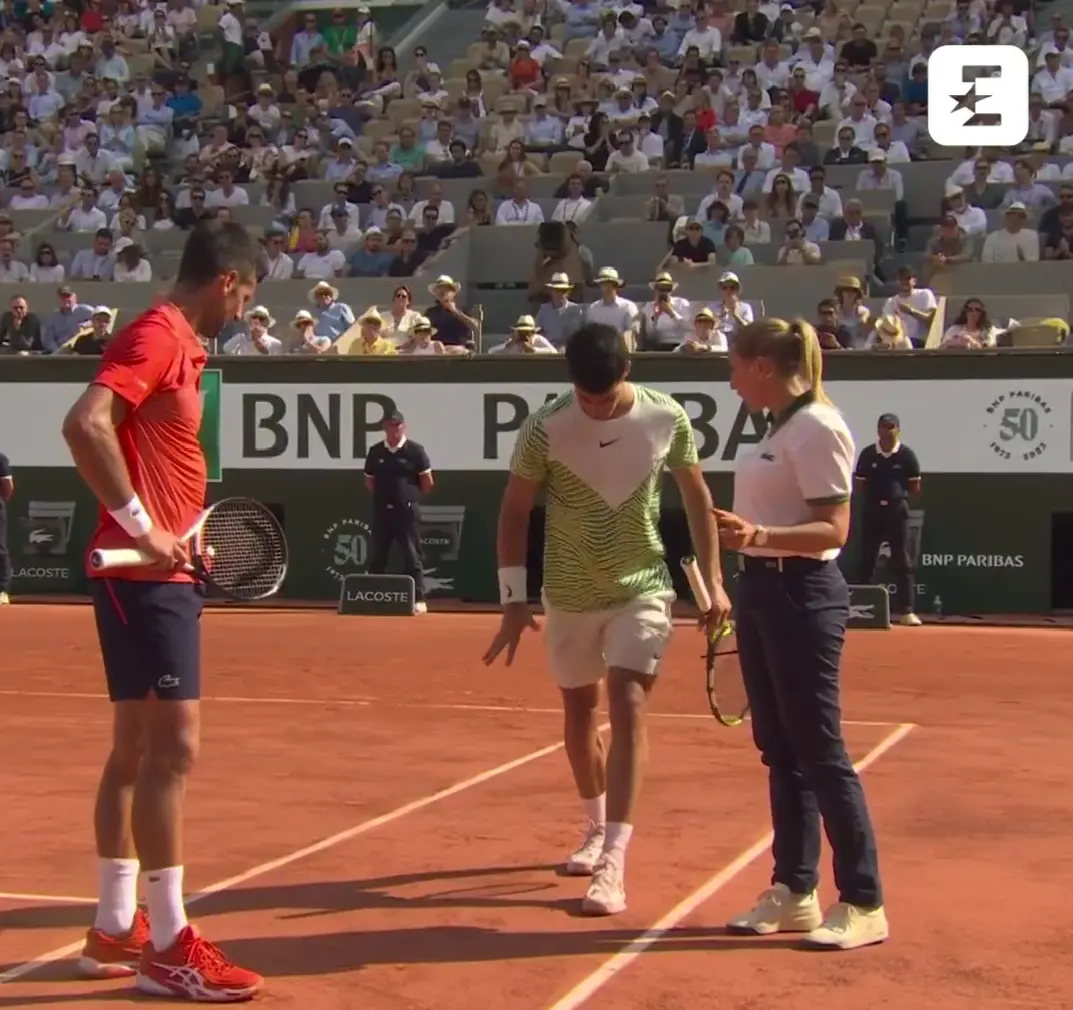 (VIDEO) Agony for Alcaraz with cramp during third set as Djokovic checks on him, receives game penalty at Roland Garros for medical timeout