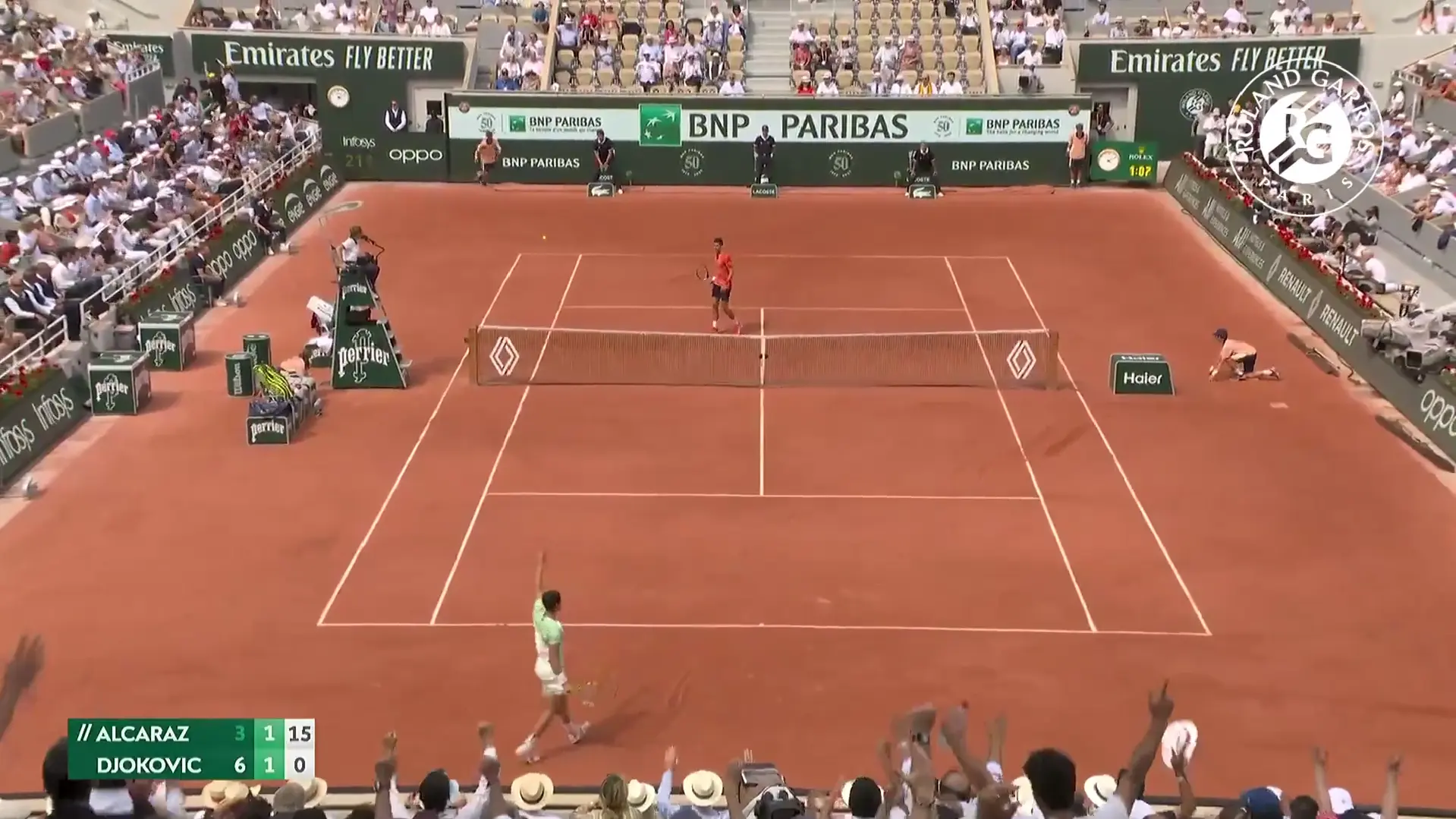 (VIDEO) Alcaraz liefert einen unglaublichen Schlag des Jahres beim Duell mit Djokovic in Roland Garros ab