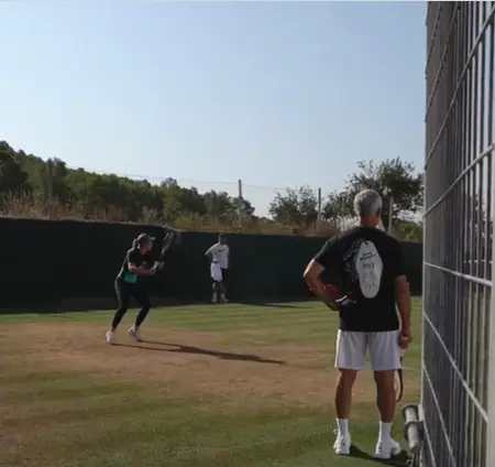 VÍDEO: Badosa recurre a la ayuda del padre de Tsitsipas para recuperarse mientras Stefanos juega en Mallorca