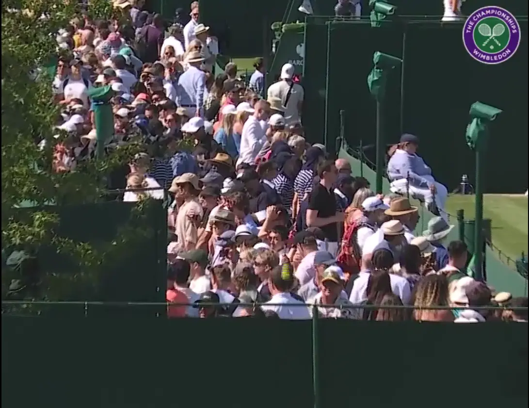 (VIDEO) Der Moment, in dem ein Zuschauer in Wimbledon von einem Azarenka-Schlag von einem völlig anderen Platz aus am Kopf getroffen wurde