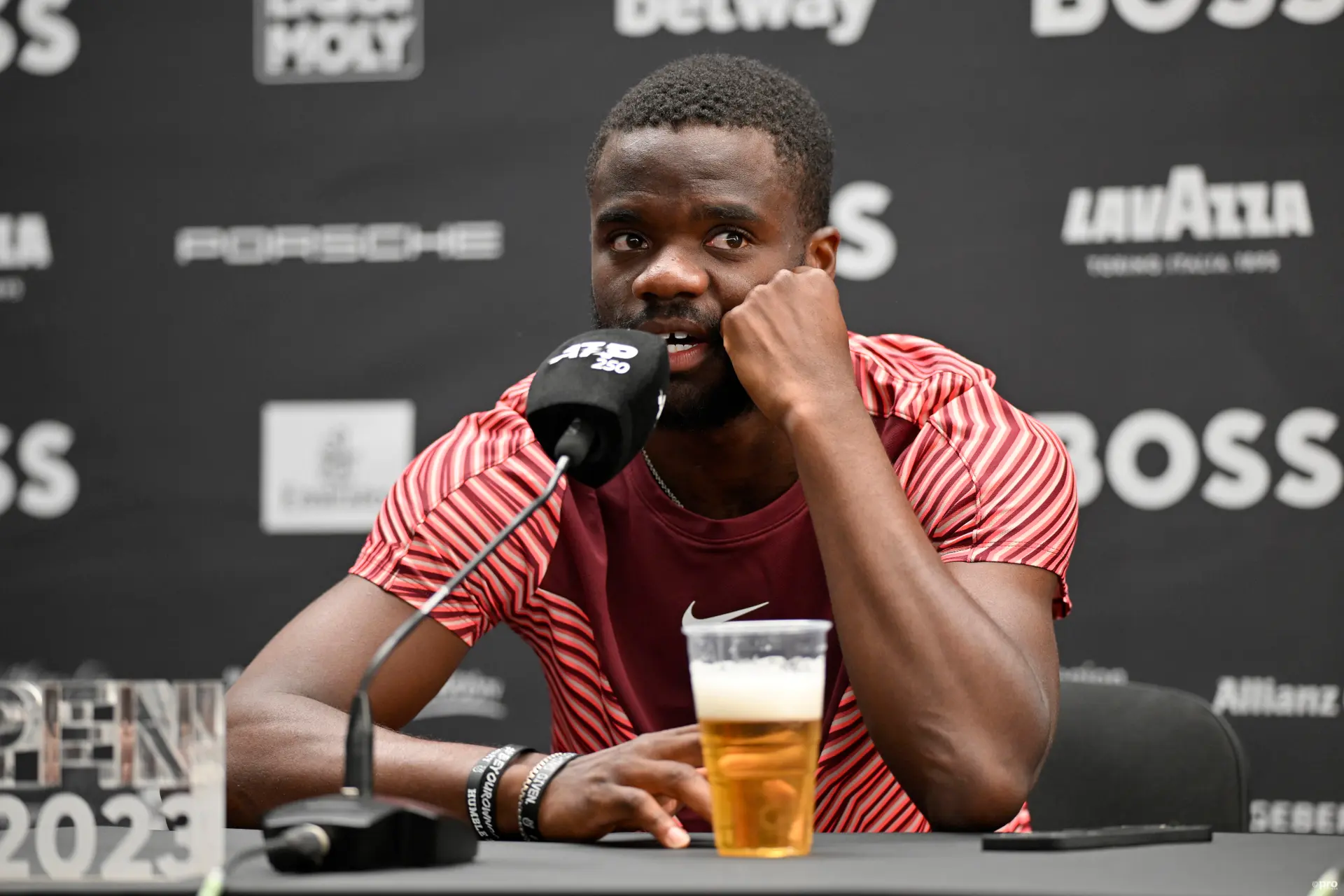 Vom NBA-Spiel zur Preisverleihung: Frances Tiafoe besucht die GQ-Verleihung zum Mann des Jahres und setzt damit seine tennisfreie Off-Season fort