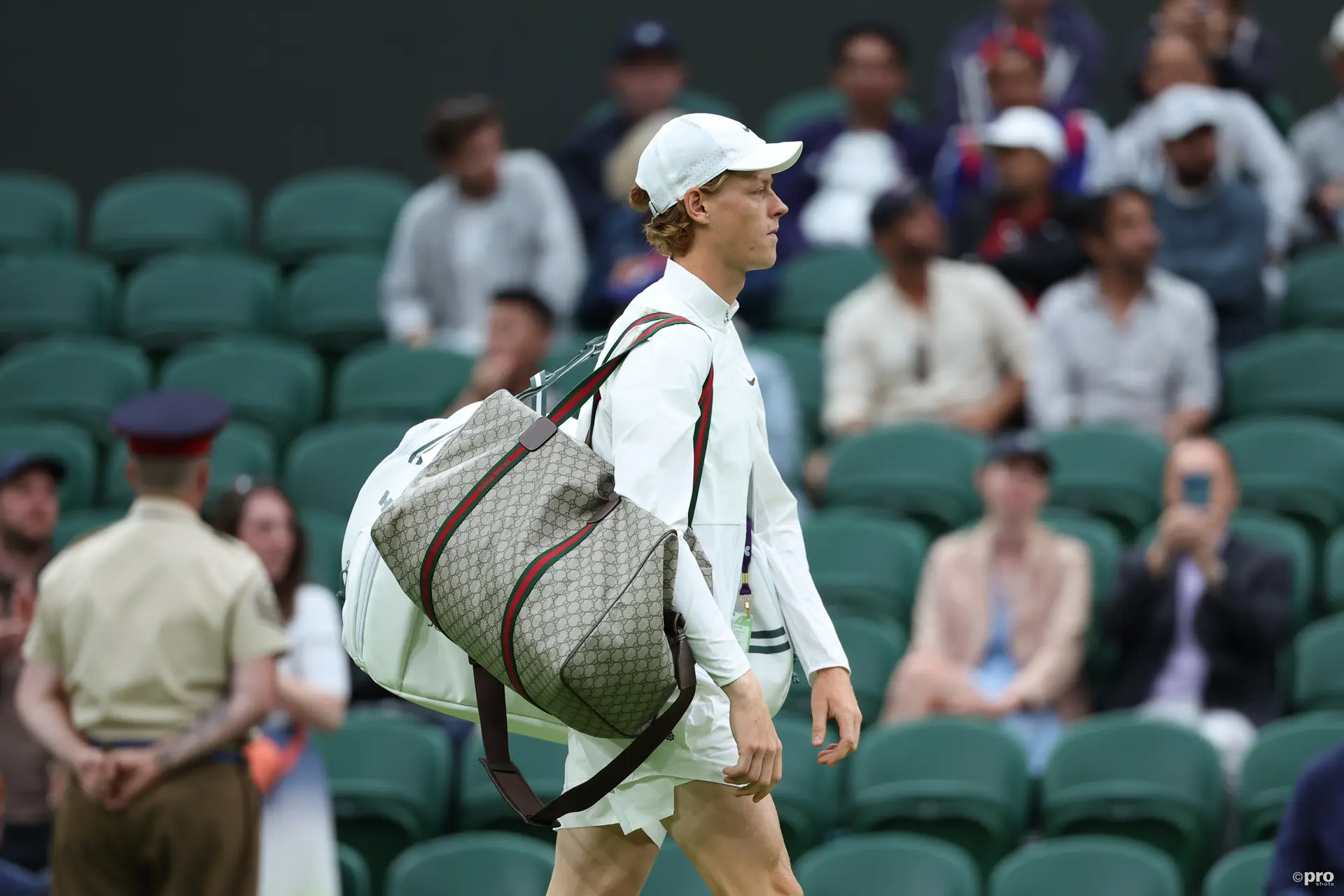 Holger Rune fragt urkomisch nach der Meinung zu Sinner's Gucci-Tasche im Vergleich zu seiner Ikea-Tasche bei den US Open