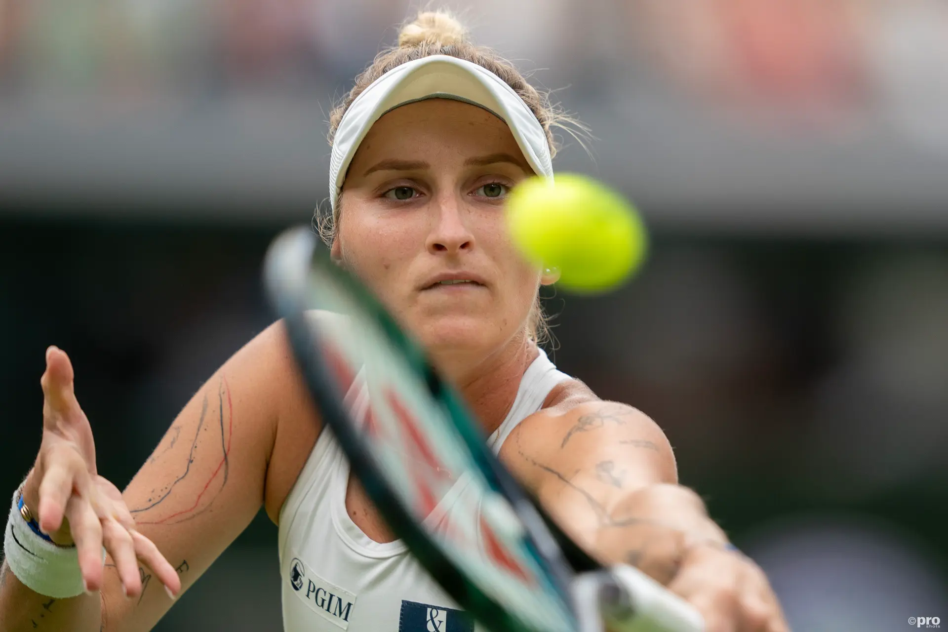 Vondrousova gewinnt ihren ersten Grand Slam-Titel mit einem klaren Sieg über Ons Jabeur in Wimbledon 2023