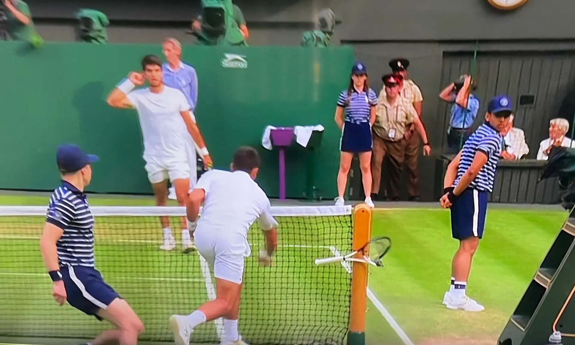 (VIDEO) Djokovic erhält lautstarke Buhrufe und einen Regelverstoß, nachdem er in Wimbledon seinen Schläger zerschmettert und eine Delle in der Netzstange hinterlassen hat