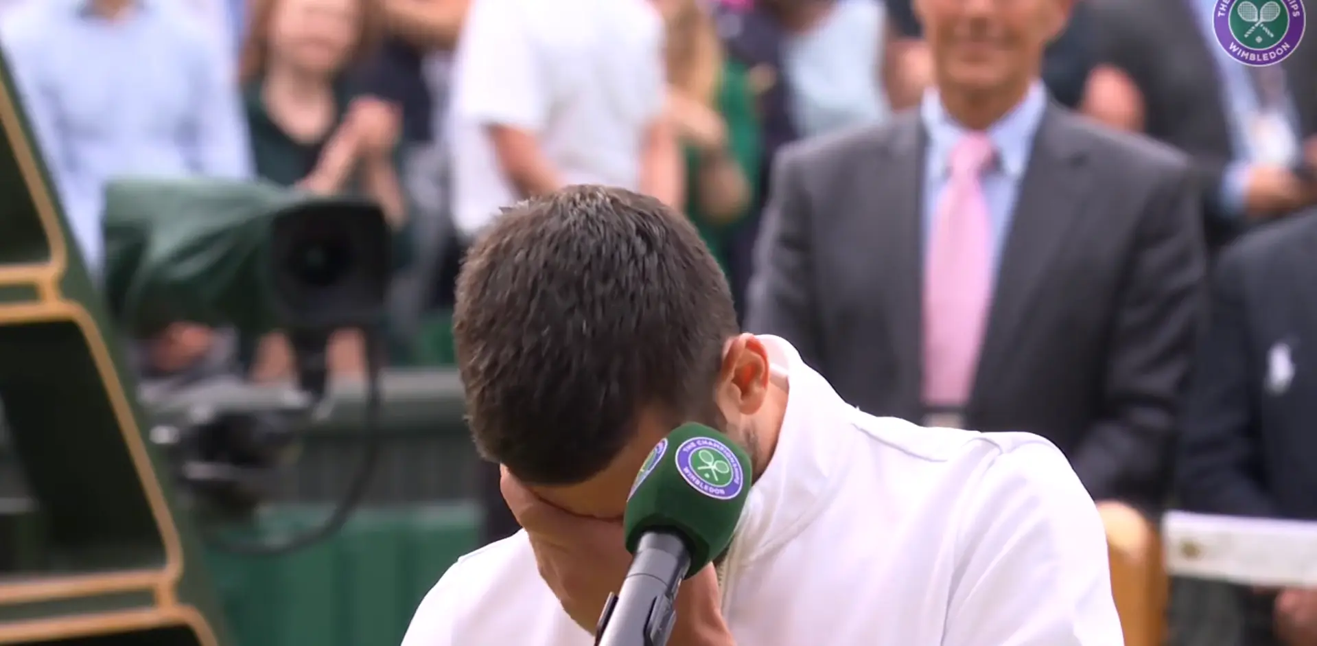 (VIDEO) Djokovic weint nach der Niederlage im Wimbledon-Finale bei seiner Rede nach dem Spiel: "Schön, meinen Sohn immer noch da oben zu sehen"(lächelnd)