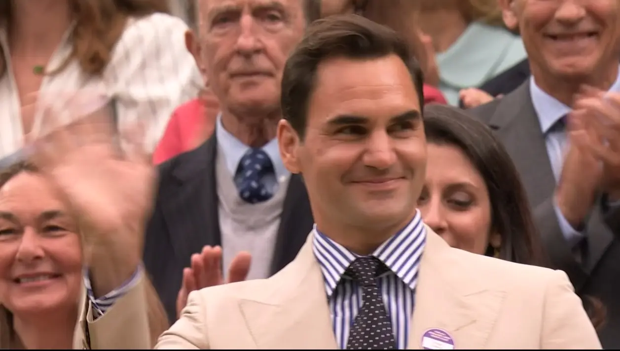 (VIDEO) Federer kehrt auf den Centre Court zurück und wird zusammen mit seiner Frau Mirka begeistert empfangen
