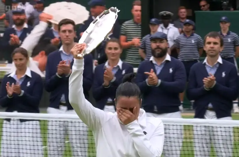 "Das ist der schmerzhafteste Verlust meiner Karriere": Jabeur kann im ehrlichen Interview nach dem Finale in Wimbledon die Tränen nicht zurückhalten