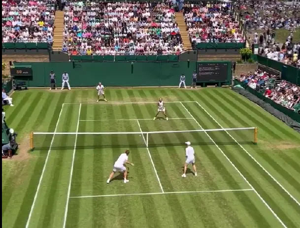 (VIDEO) Martina Navratilova erfreut das Wimbledon-Publikum und bildet mit Mark Woodforde ein legendäres Doppel