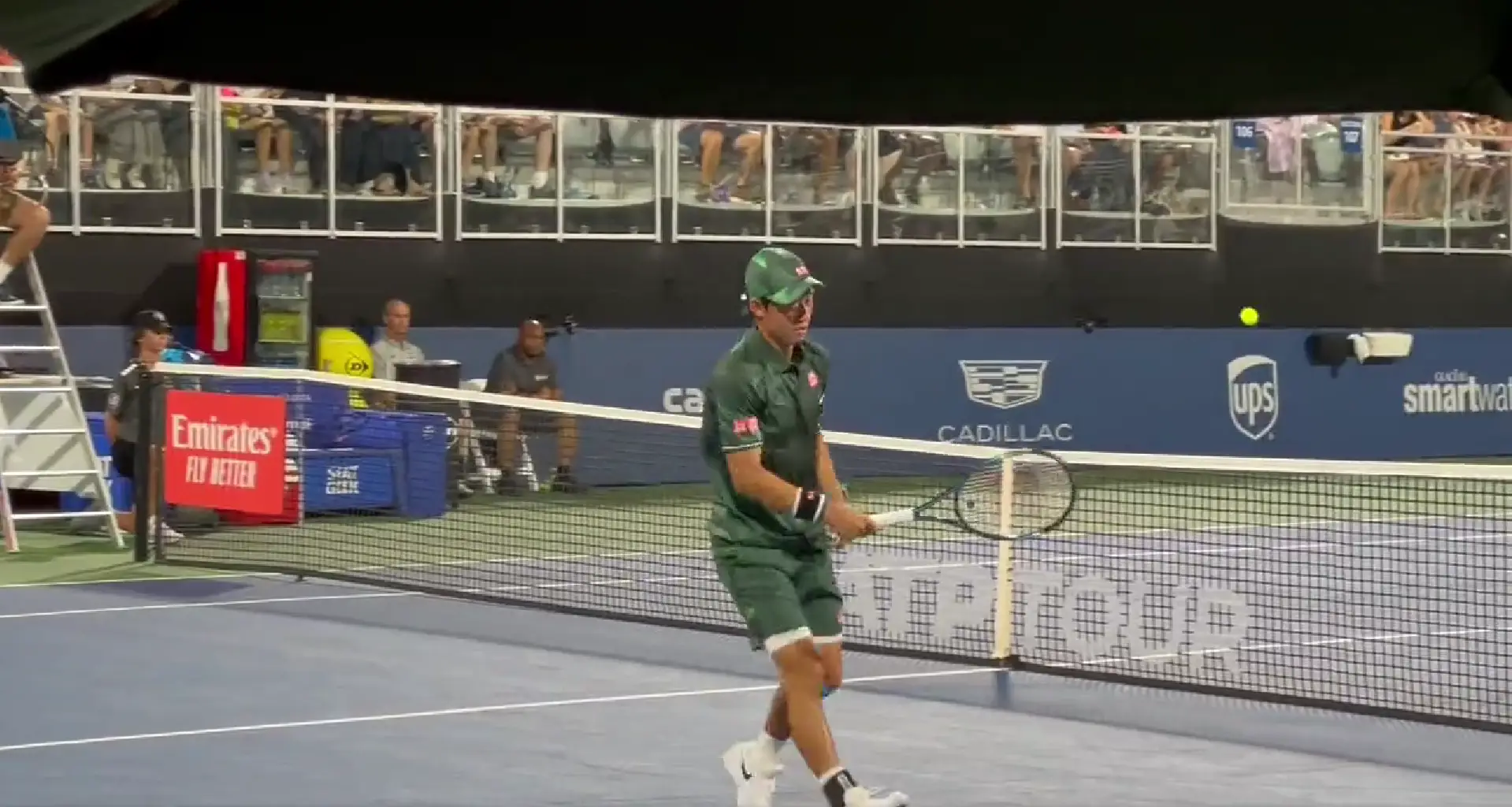 (VIDEO) Einer der coolsten Schläge, die Sie je gesehen haben: Nishikori schlägt einen No-Look-Volley und steht im Viertelfinale der Atlanta Open