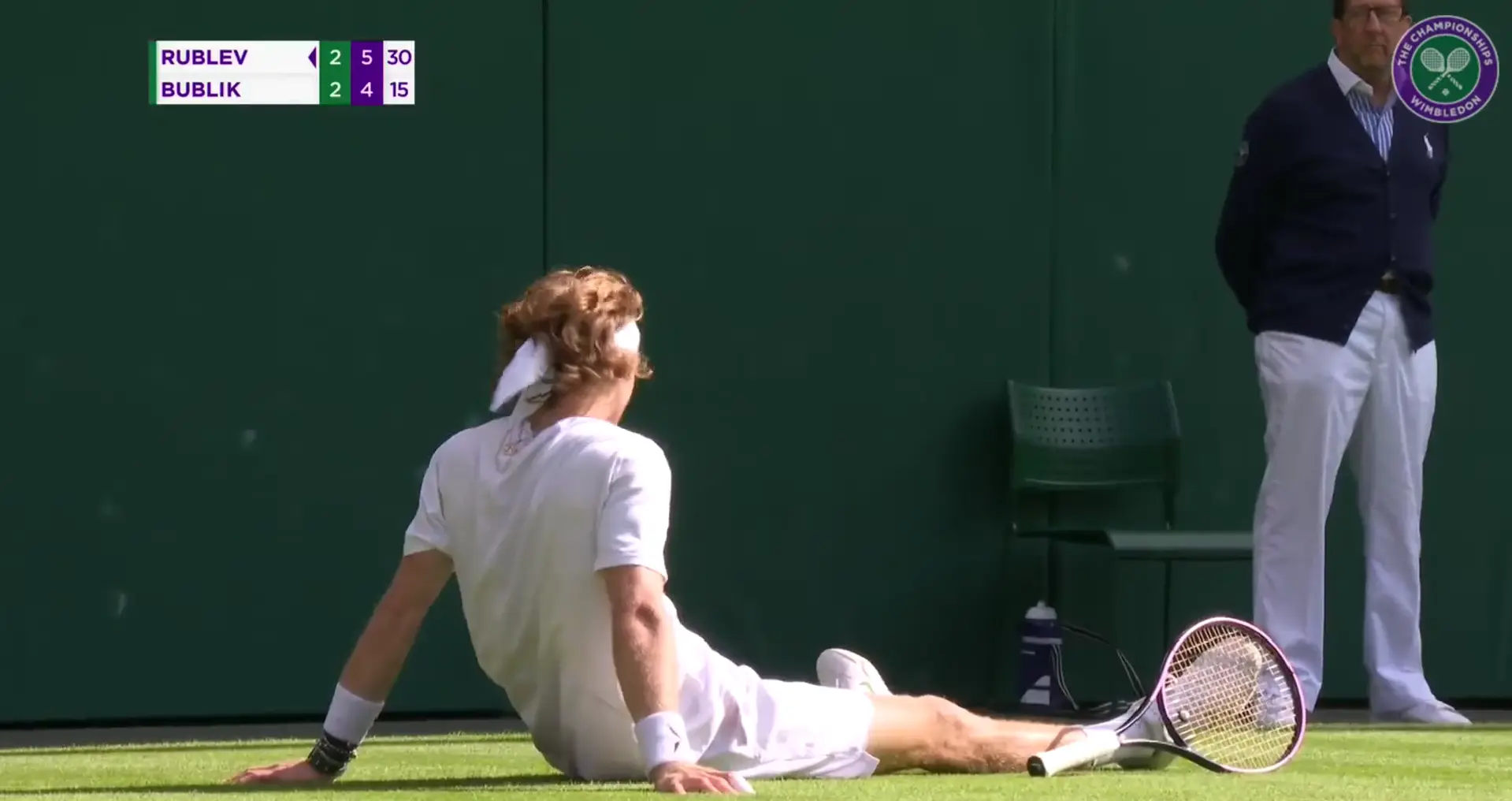 (VIDEO) Rublev in utterly ridiculous Shot of the Year contender at Wimbledon: "That is one of the great shots we've seen here in YEARS!"