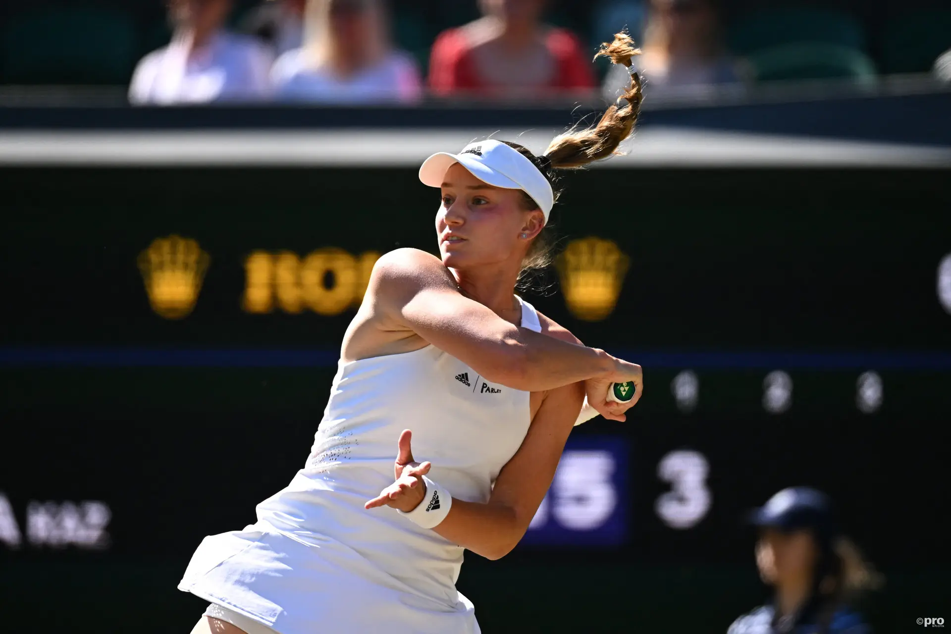 Titelverteidigerin Elena Rybakina wendet Krankheitssorgen ab, holt einen Satzrückstand auf und setzt sich in Wimbledon gegen Rogers durch