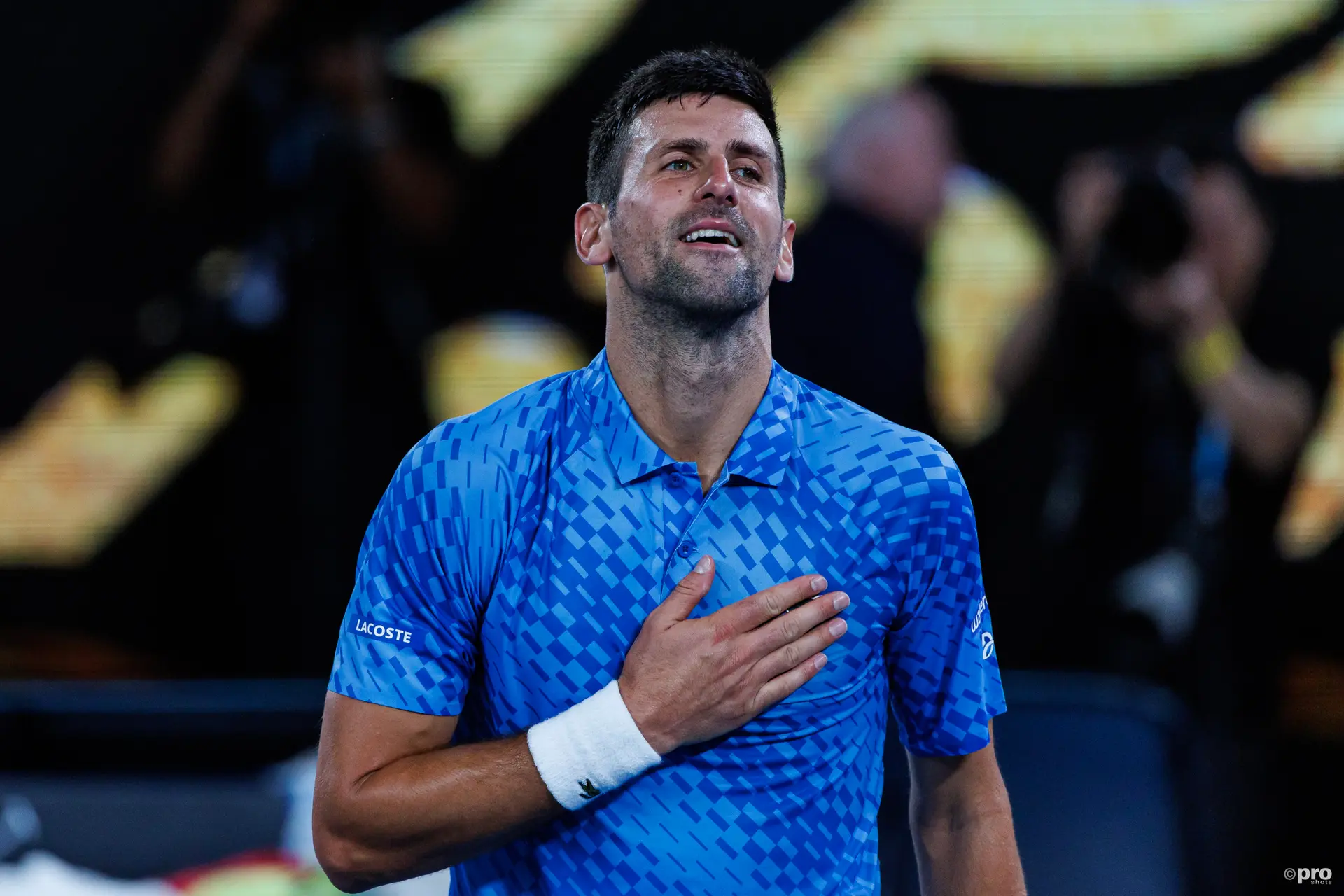 (VIDEO) "Dieses Kind wird nie wieder duschen": Urkomische Szenen bei den US Open, als Djokovic den bizarren Autogrammwunsch eines jungen Fans erfüllt
