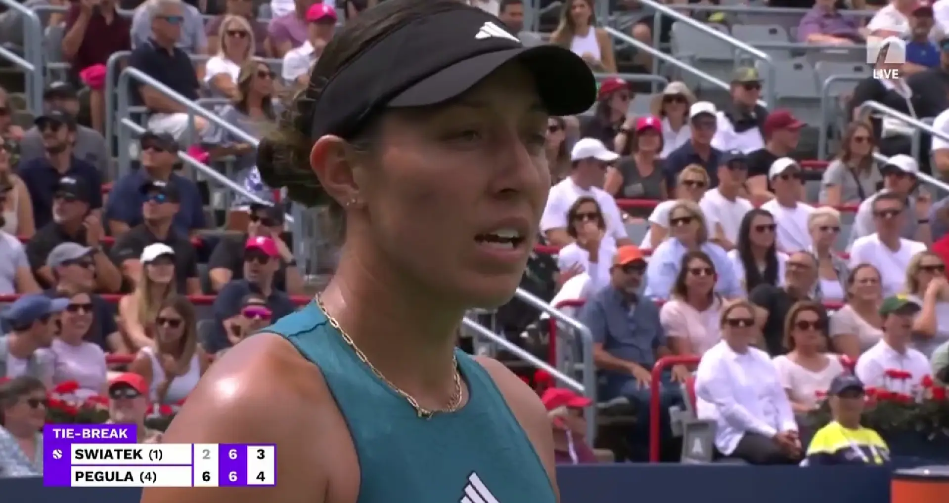 (VÍDEO) Extraño momento en el que suena la música en medio del Pegula-Swiatek en el Open de Canadá