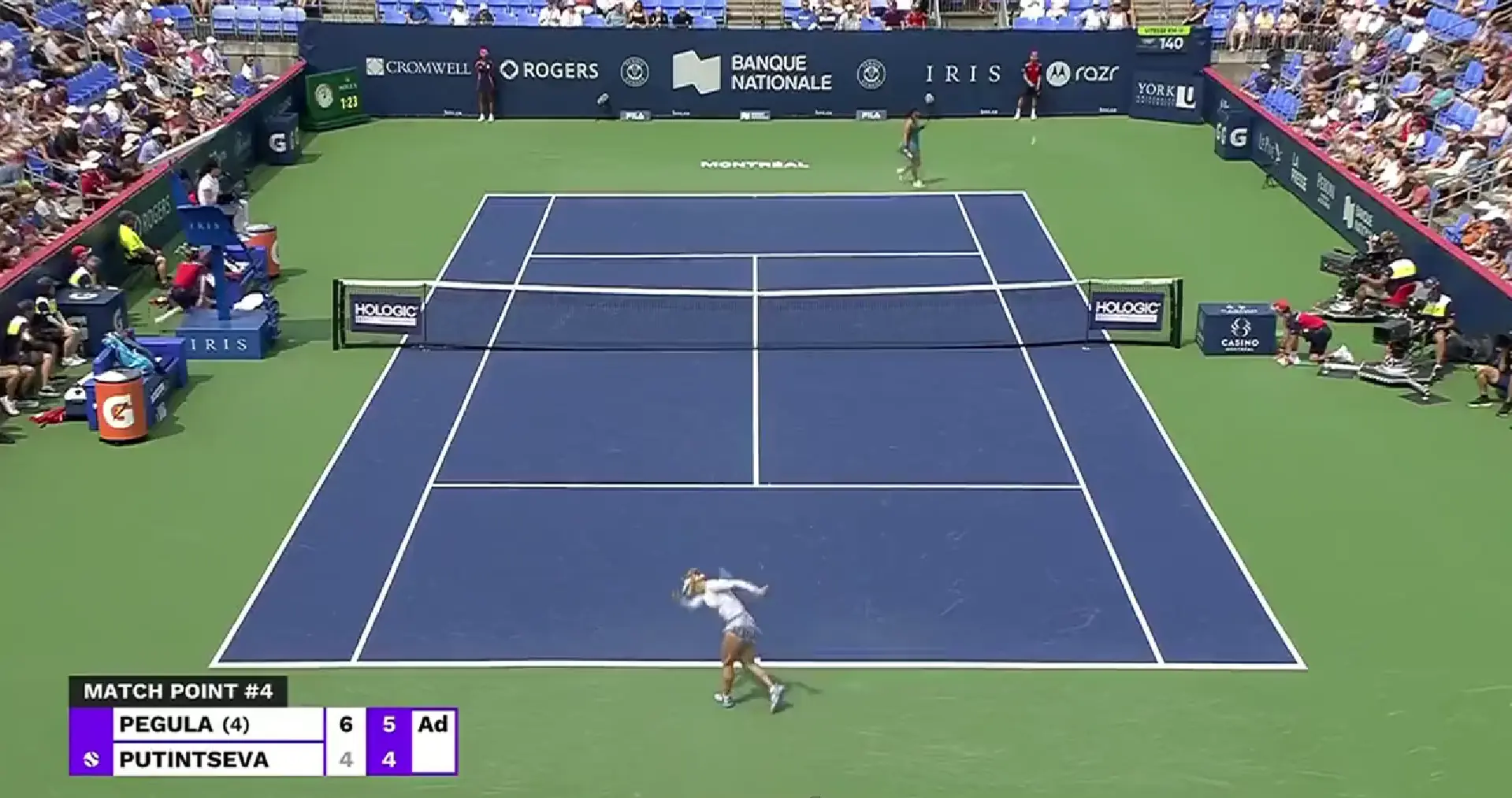(VIDEO) Von einem Extrem zum anderen: Putintseva zerschlägt beim Matchball den Schläger, bevor sie Pegula am Netz herzlich umarmt