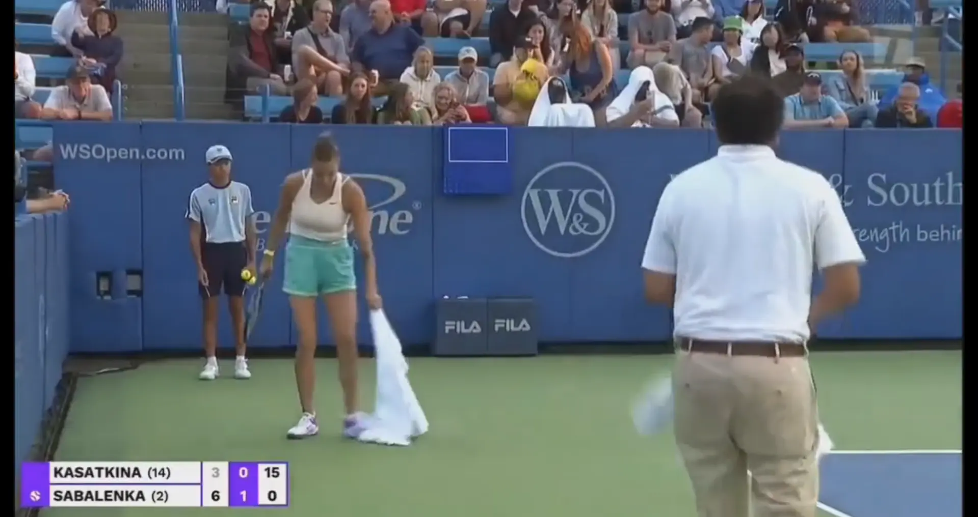 (VIDEO) Sabalenka nimmt die Sache selbst in die Hand und trocknet den Platz nach der Regenpause bei den Cincinnati Open
