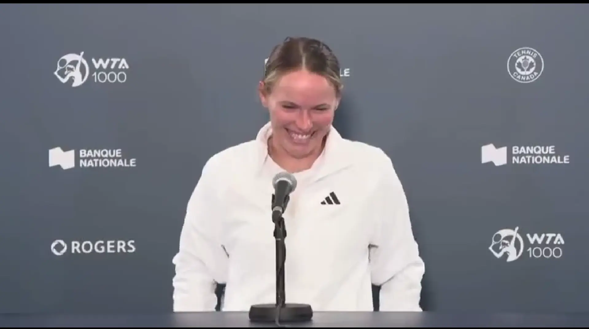 (VIDEO) "Ich meine... es ist noch nicht so viele Jahre her": Komischer Moment, als Wozniacki gebeten wird, Frauentennis mit dem nach ihrem Australian Open-Sieg zu vergleichen
