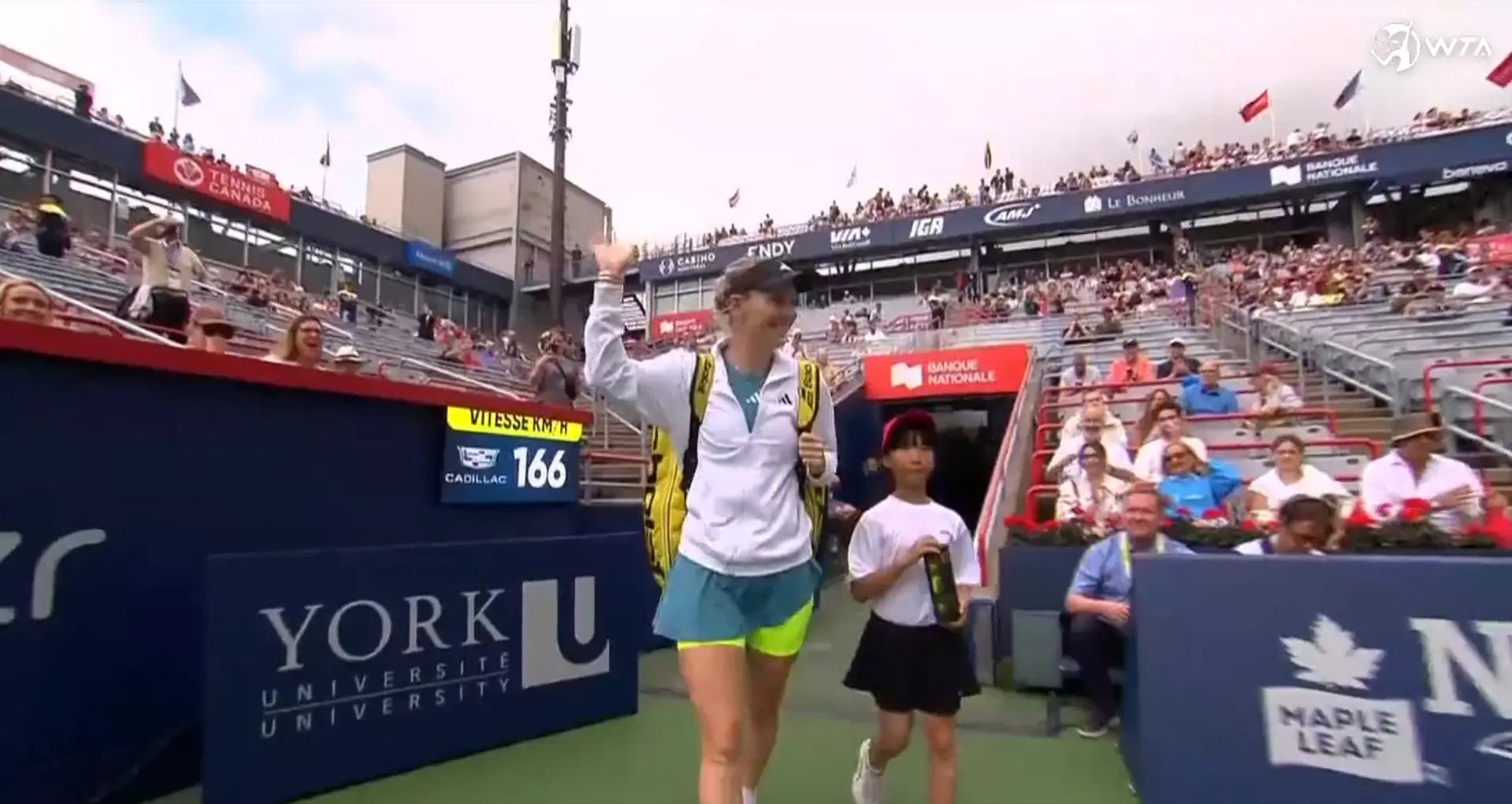 (VIDEO) "Caroline, als wärst du nie weg gewesen": Wozniacki kehrt nach 1292 Tagen bei den Canadian Open ins Geschehen zurück
