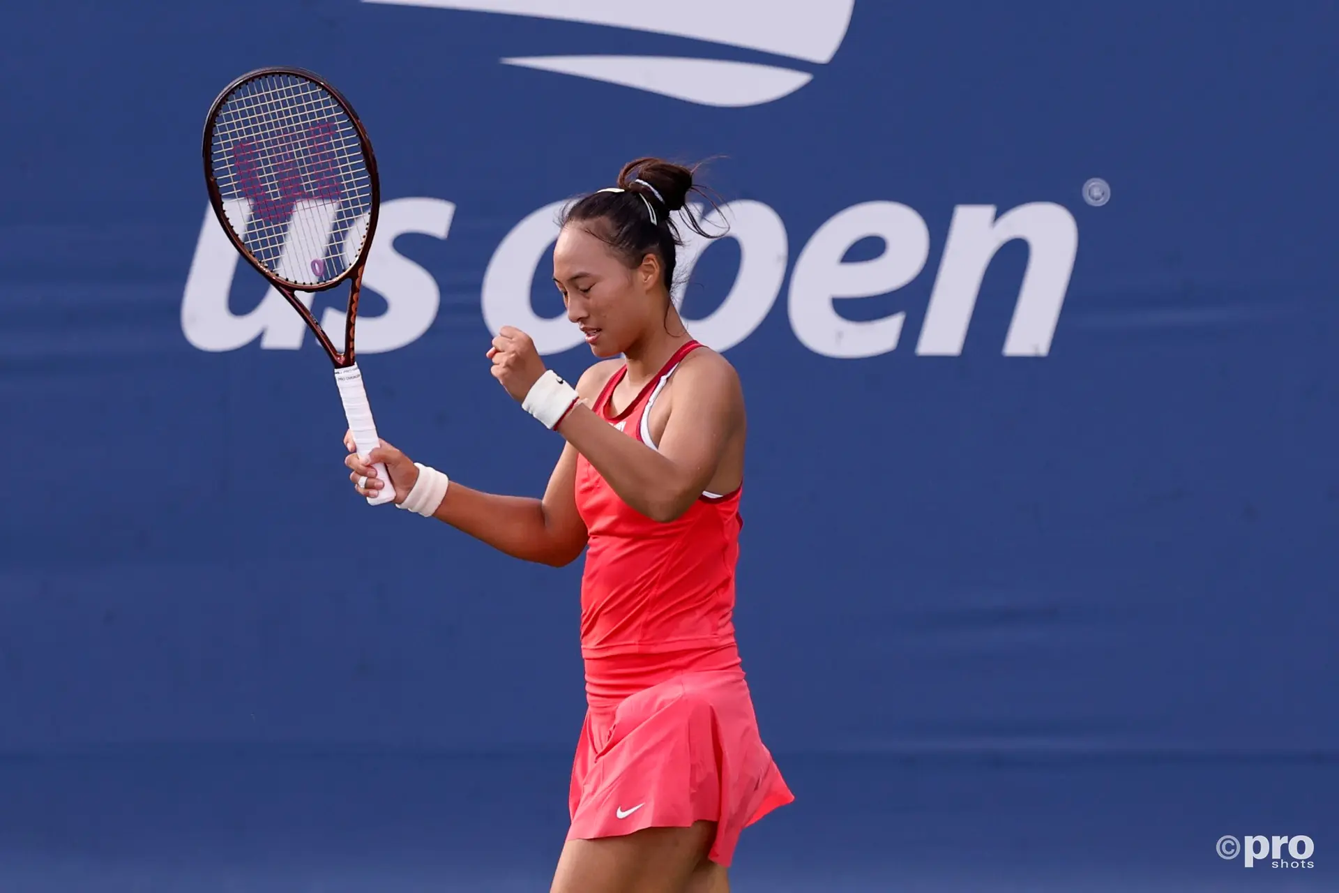 (VIDEO) "Vá lá, é Rainha!": Qinwen Zheng aprova a nova alcunha antes dos quartos de final do US Open