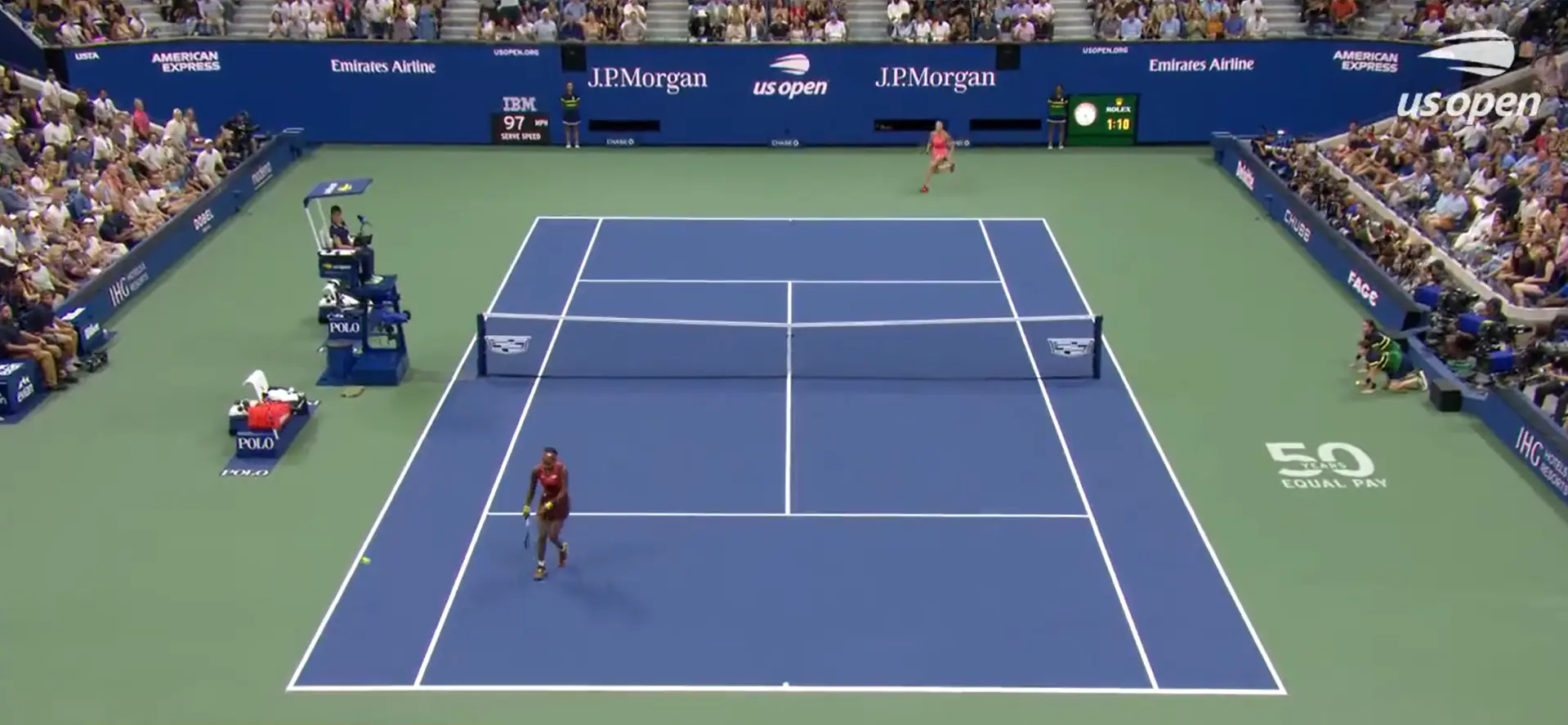 (VIDEO) Uma vénia! Sabalenka ganha um ponto inacreditável contra Gauff na final do US Open e a dupla dá espetáculo em Nova Iorque