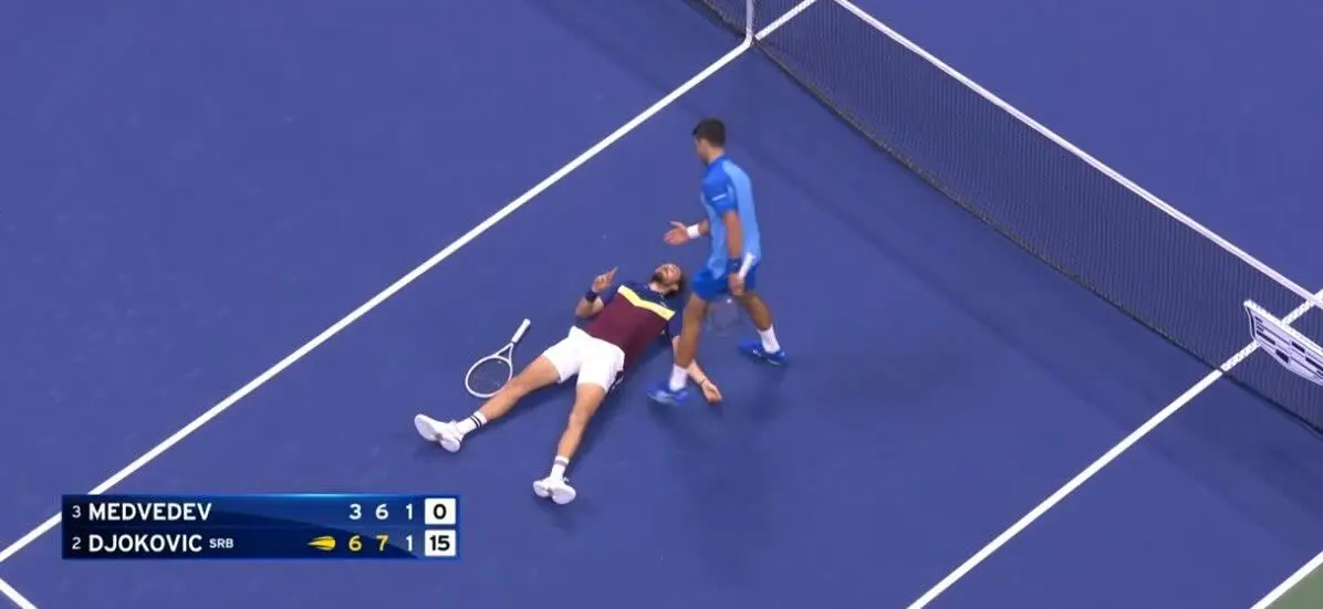 VÍDEO: Djokovic, numa demonstração de desportivismo, apressa-se a ajudar Medvedev após a queda no US Open