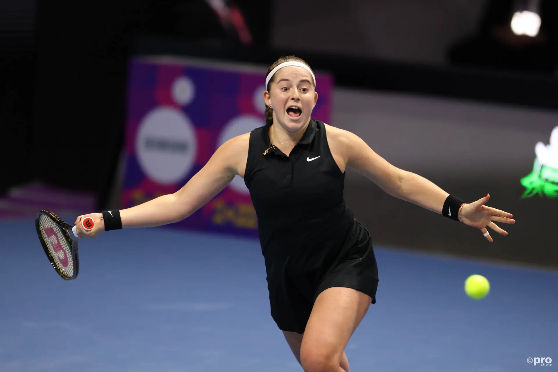 (VIDEO) Ostapenko von ihrer besten Seite: Lautstarker Fan wird bei den US Open während des Duells mit Pera des Stadions verwiesen
