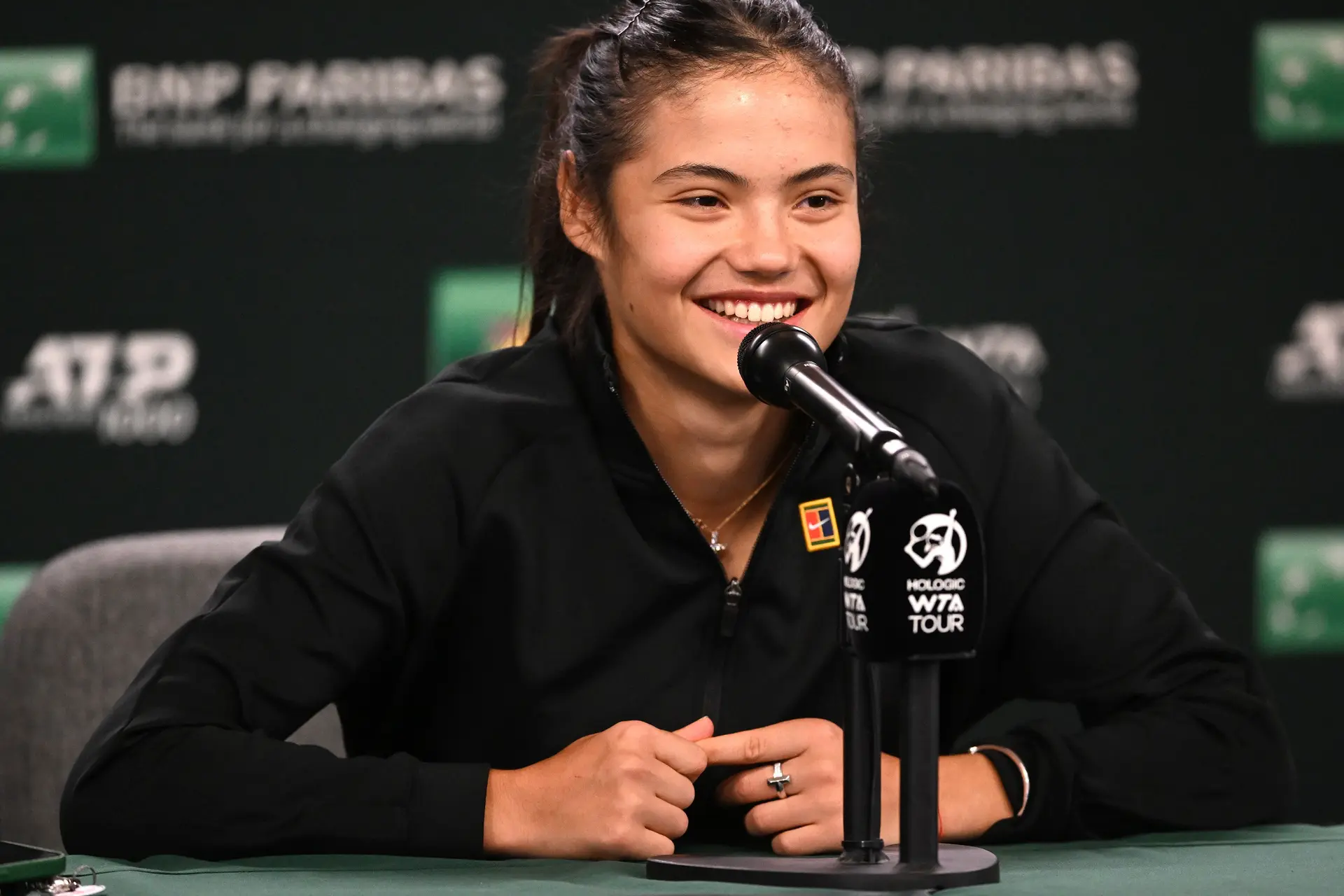 Emma Raducanu faz aparição deslumbrante na Semana da Moda de Paris