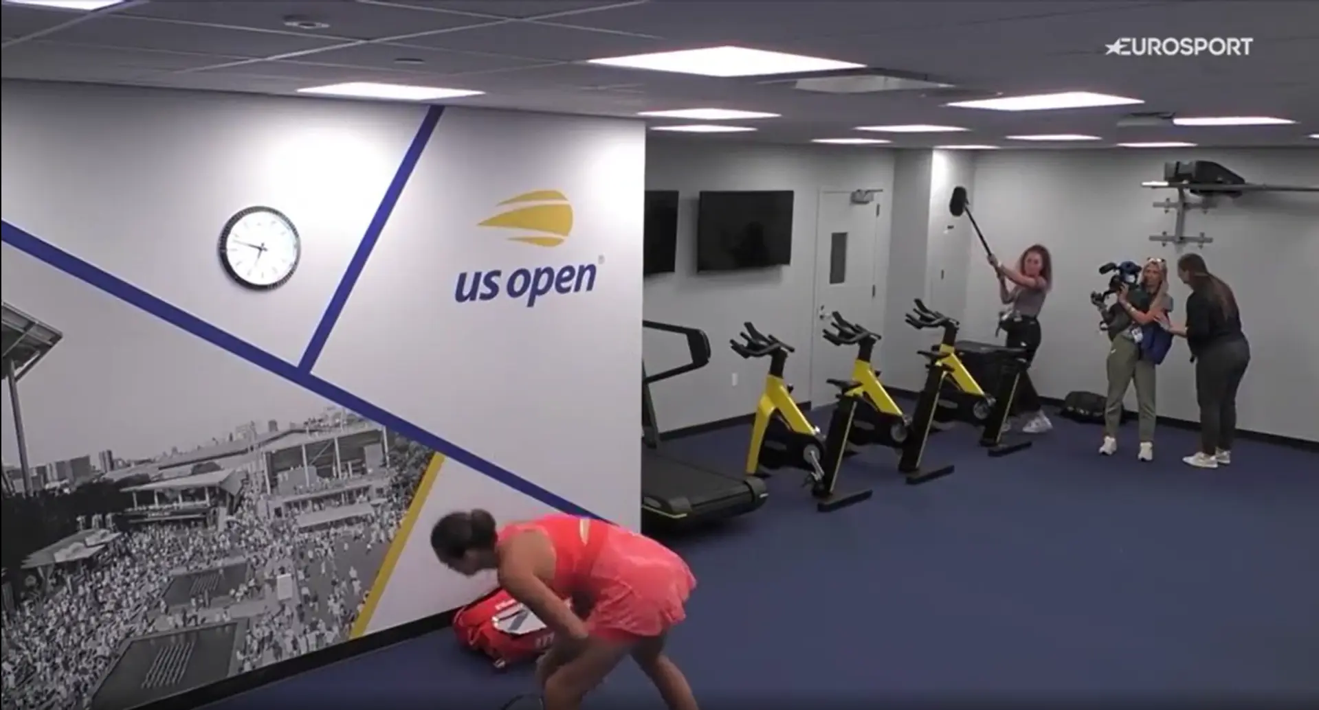(VIDEO) Sabalenka parte a raquete nos bastidores após a final do US Open