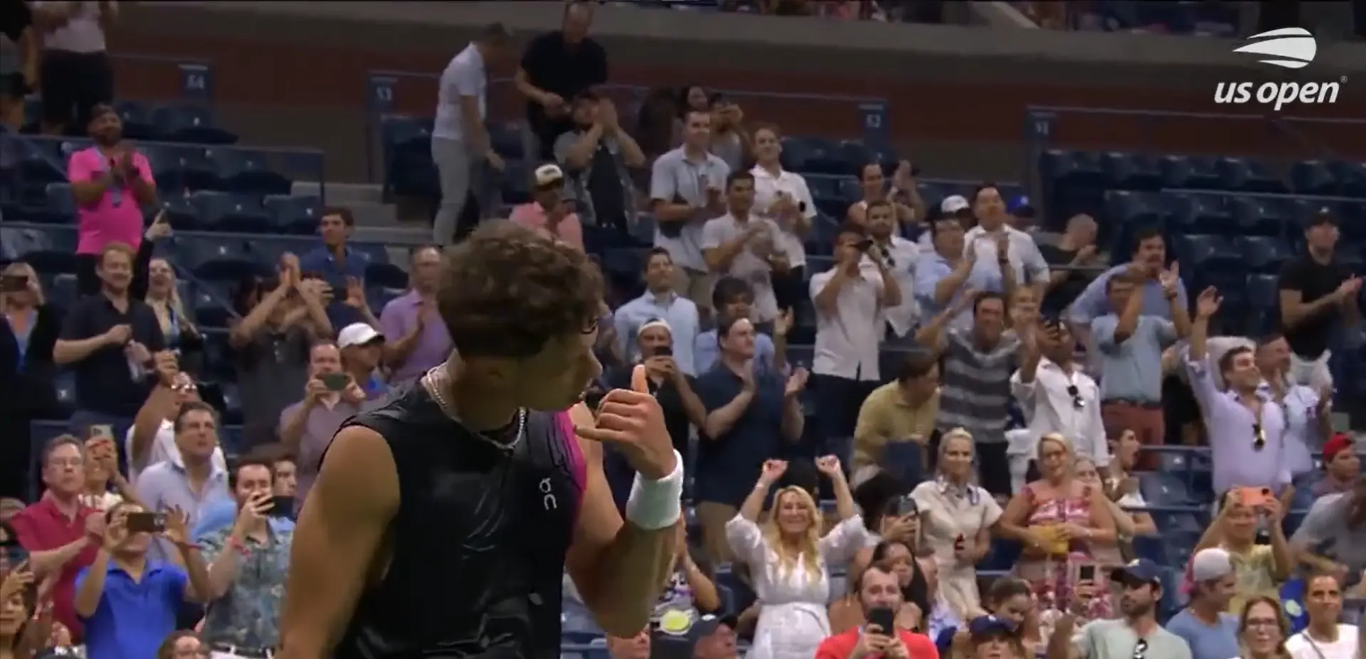 (VIDEO) "Coldblooded": Shelton reacts with phone gesture after US Open quarter-final win