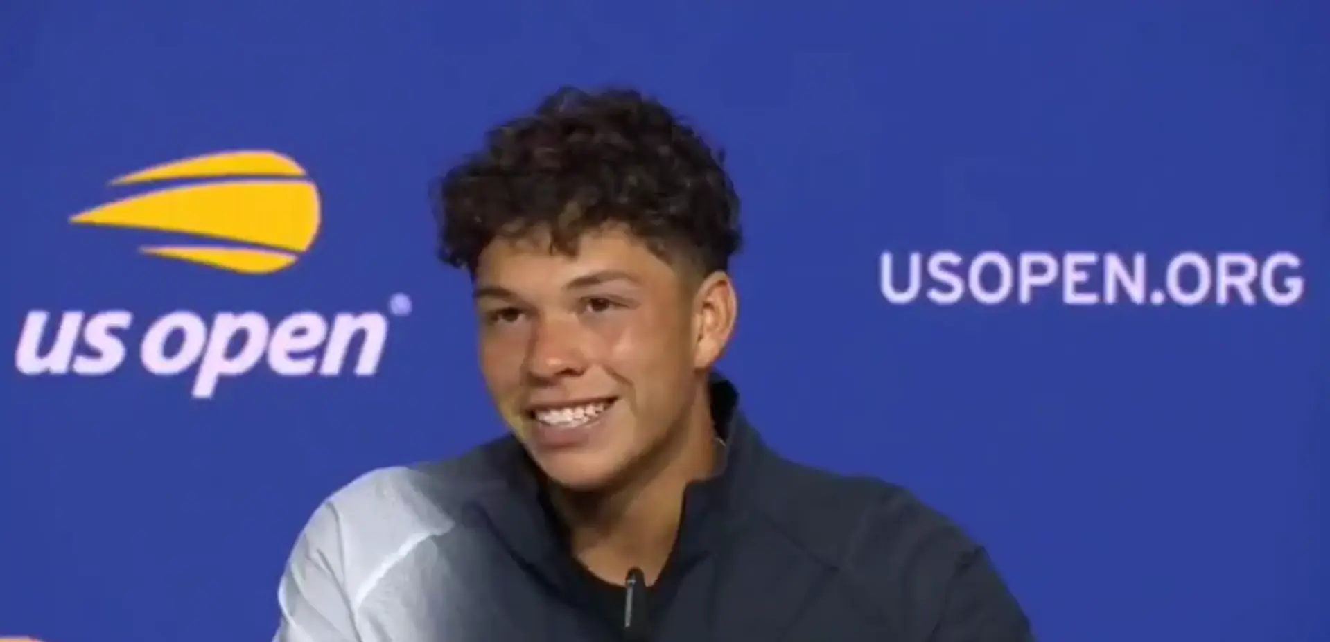 (VIDEO) "Sempre aprendi que a imitação é a forma mais sincera de elogio": Shelton não se ofende com o facto de Djokovic ter gozado com a sua celebração