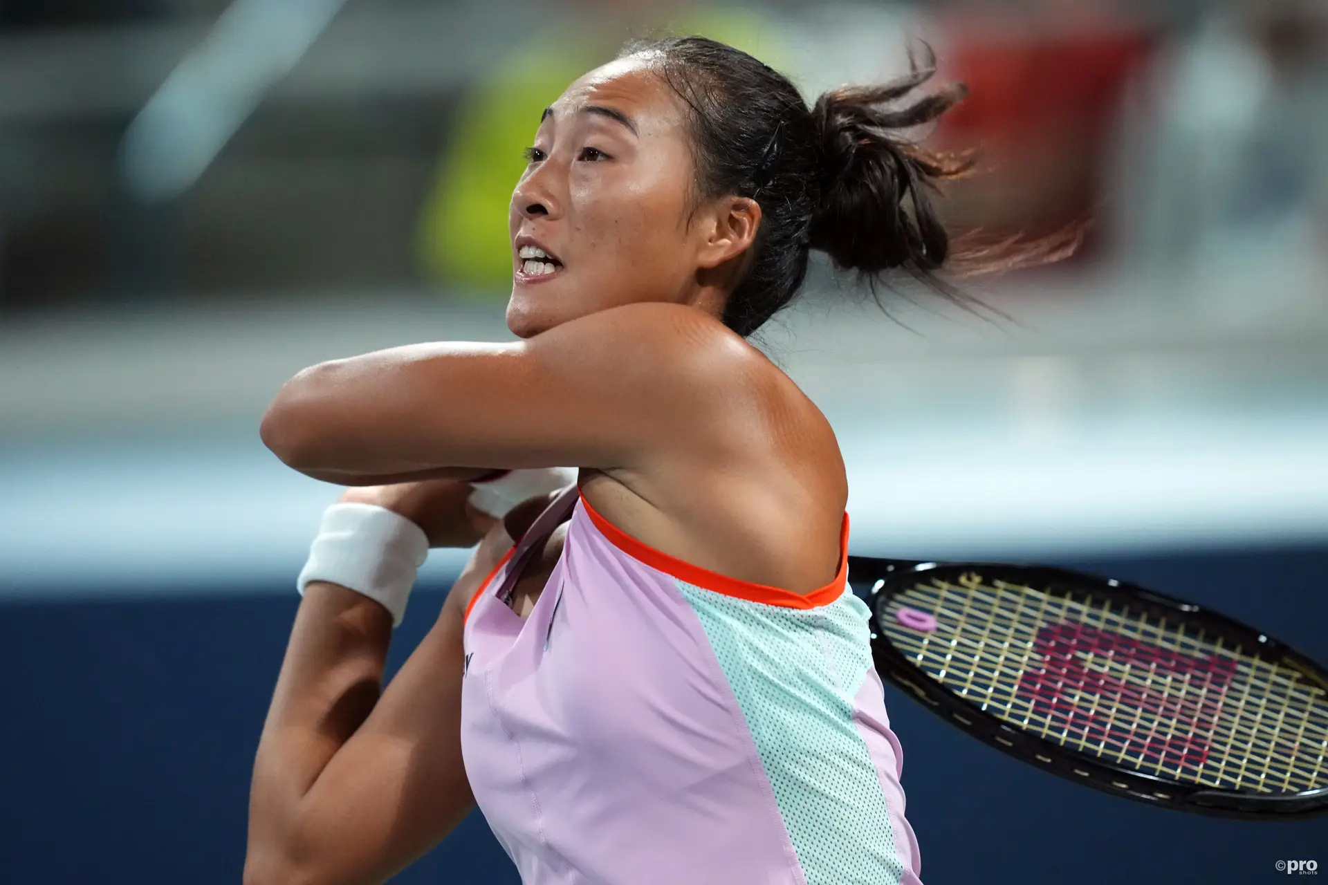 Zheng Qinwen überrascht Maria Sakkari bei den Zhengzhou Open