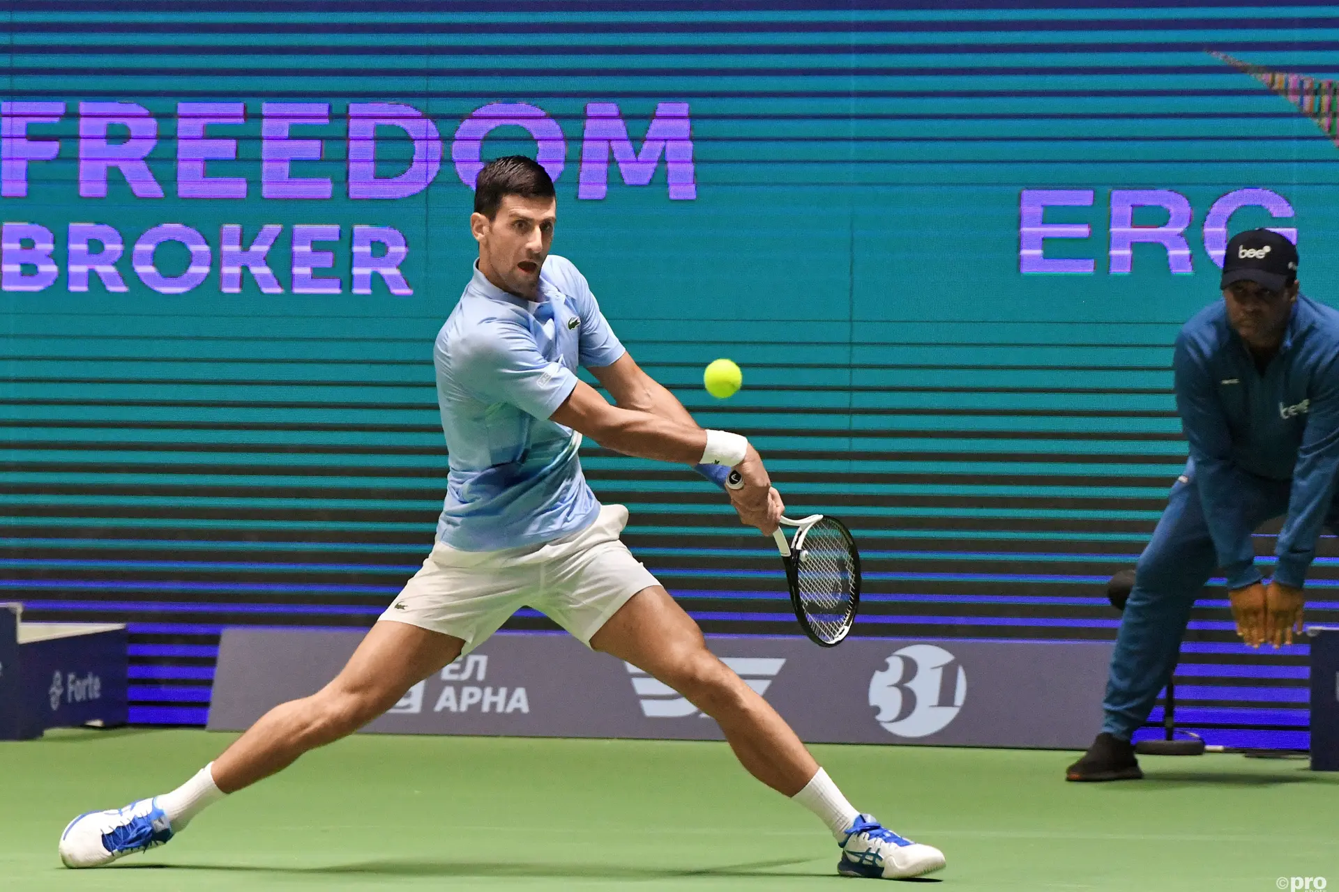 Rick Macci descreve porque é que Novak Djokovic tem o melhor backhand a duas mãos de todos os tempos: "Parece que a bola está num fio"