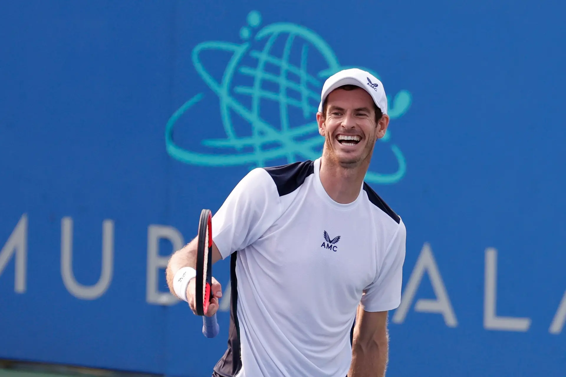 (VIDEO) Andy Murray testa a cadeira de árbitro antes do Masters de Xangai e fala de "Uma ótima vista"