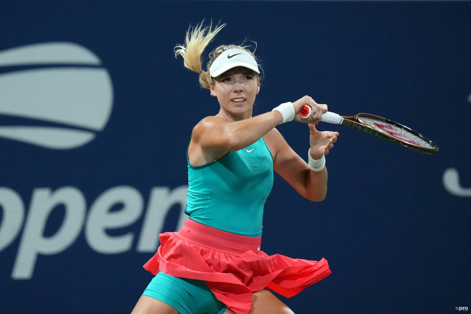 "De mãos dadas com outra rapariga": Katie Boulter brinca com "red flag" do namorado Alex de Minaur na entrada para o court do Open da China