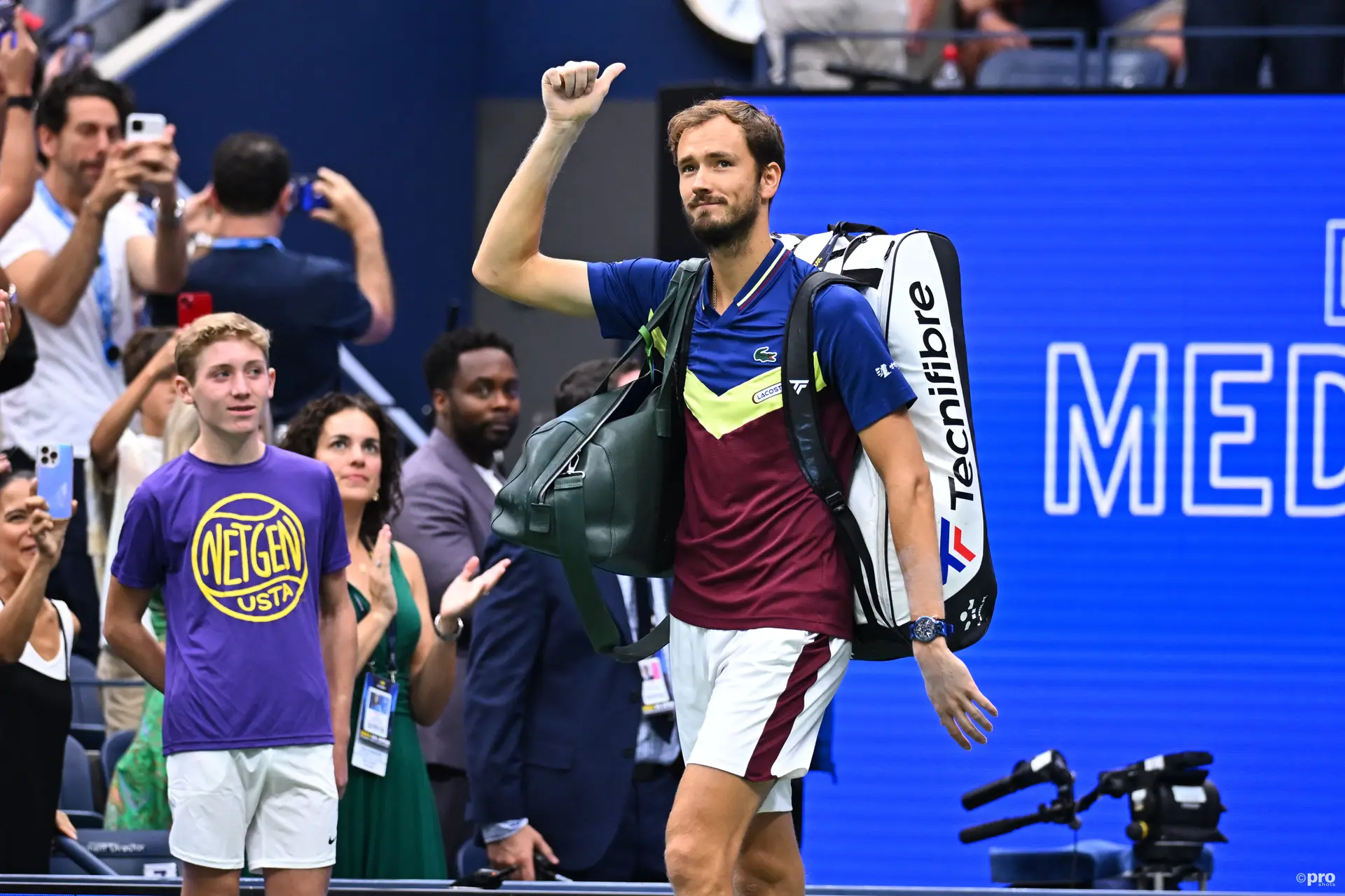 (VIDEO) Daniil Medvedev mit lustigen "Taschendiebstahl" an Jannik Sinner bei der China Open Zeremonie
