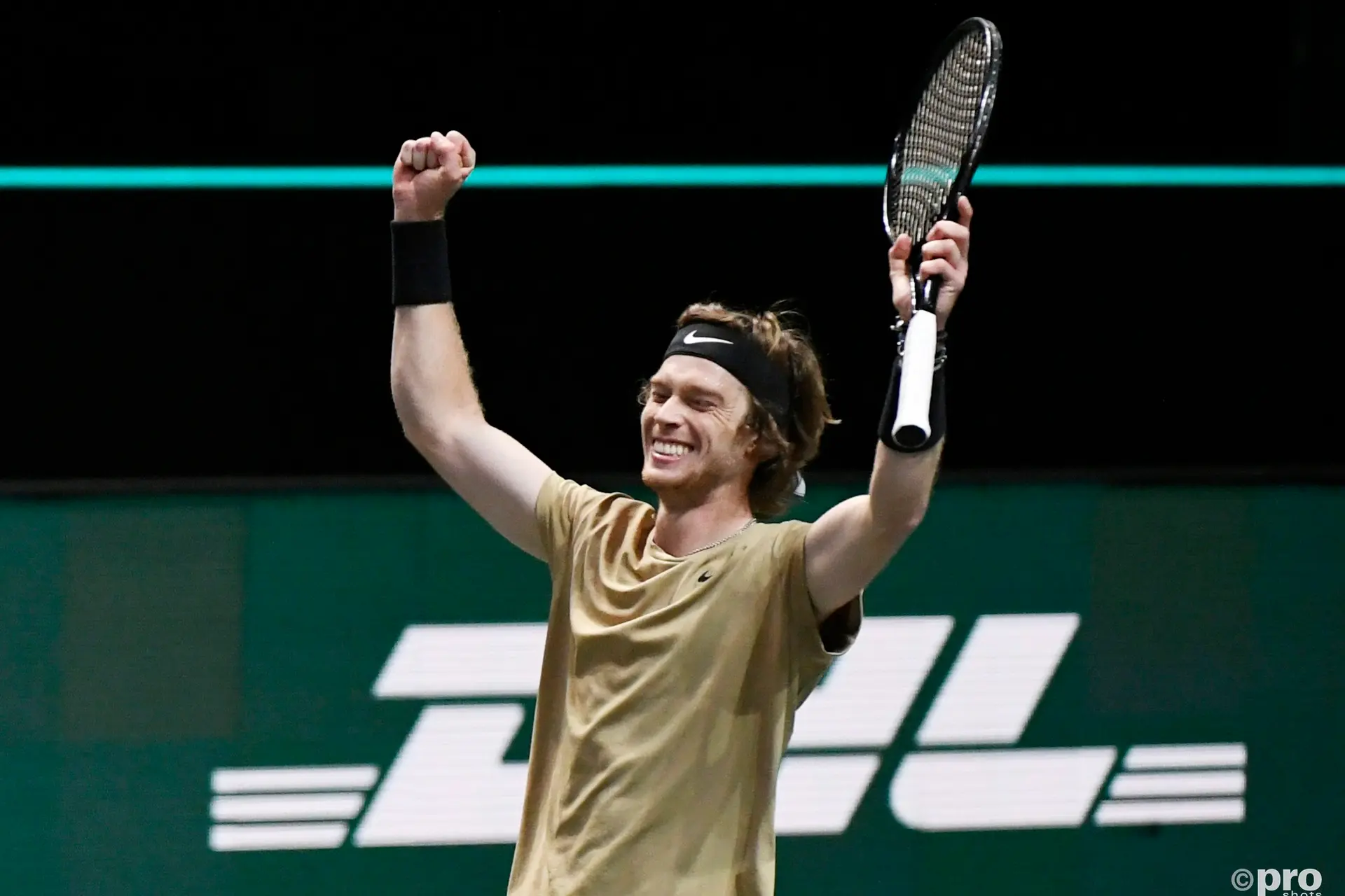 Andrey Rublev desafia, a brincar, o árbitro para uma aposta durante o jogo do Open de Viena : "Vamos fazer uma aposta"