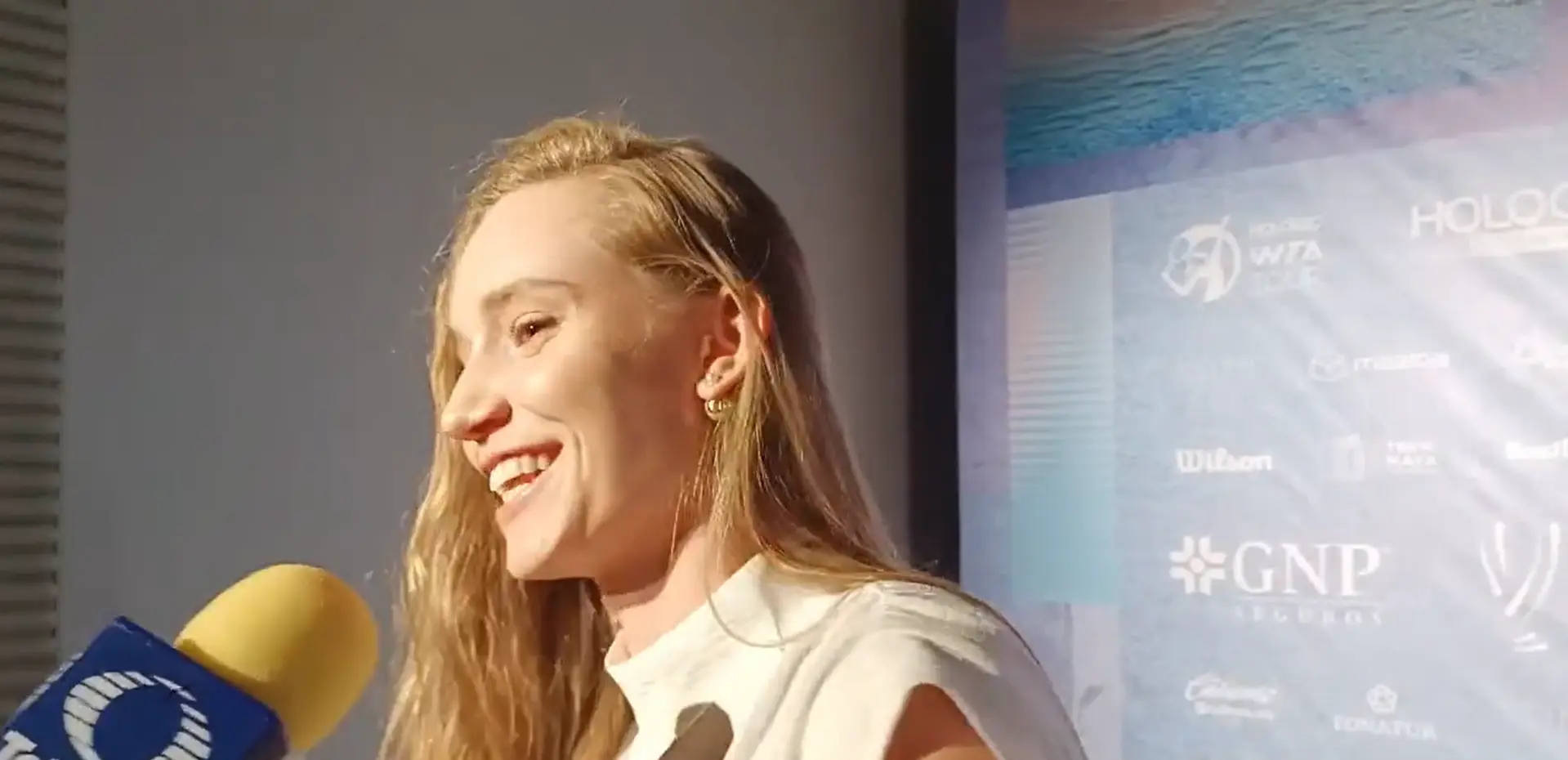 (VIDEO) Elena Rybakina hilariously overwhelmed by cameras at WTA Finals: "Where should I look guys? You're killing me"