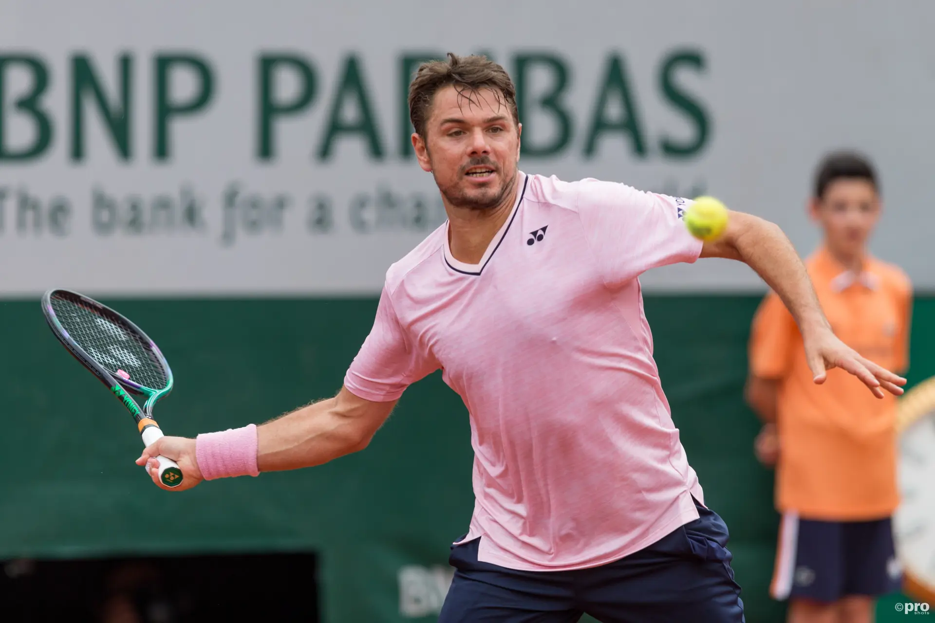 (VIDEO) "Pura alegria" para o jovem adepto com deficiência que treina com Stan Wawrinka