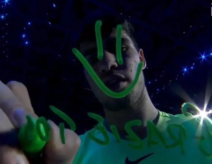 Carlos Alcaraz dedica primeira vitória da carreira no ATP Finals ao público de Turim em sessão de autógrafos.