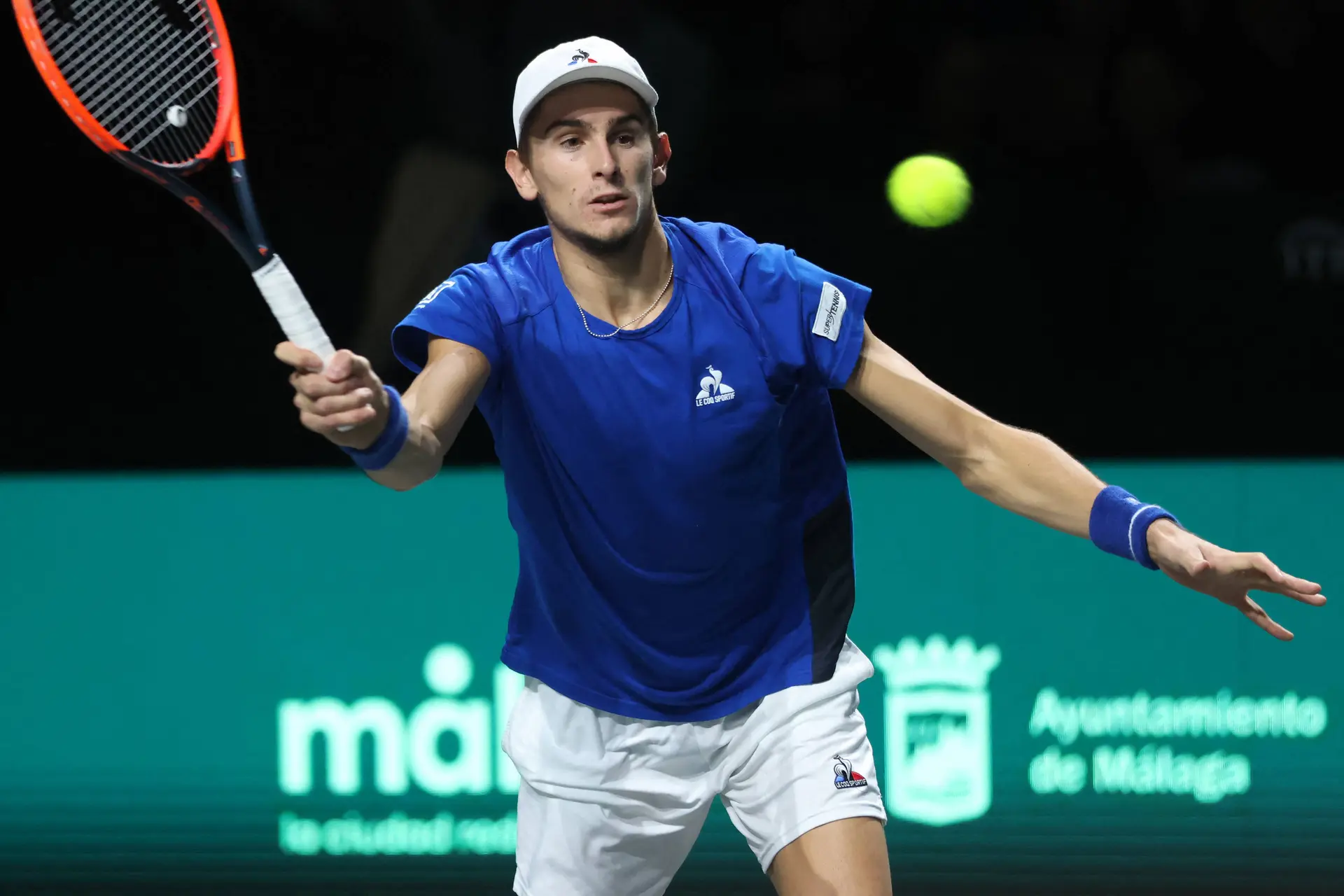 (VIDEO) Der Davis Cup-Effekt: Matteo Arnaldi weint sich in den Armen seiner Freundin die Augen aus, nachdem er Italien zum Davis Cup-Sieg geführt hat