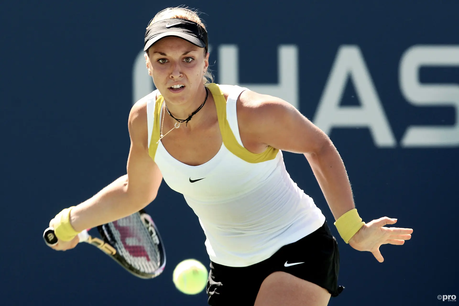 Sabine Lisicki, antiga finalista de Wimbledon, vence o primeiro título em nove anos, depois de ter feito uma reconstrução ao joelho