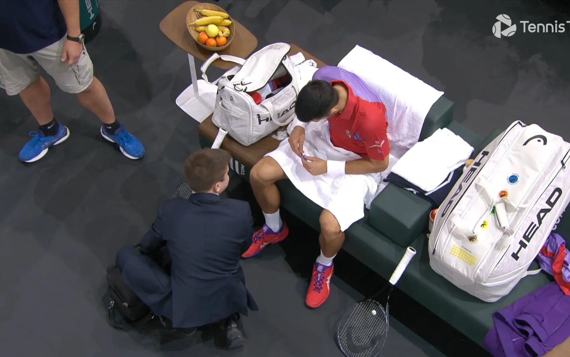Novak Djokovic recibe pastillas del médico antes de perder el primer set en el Masters de París